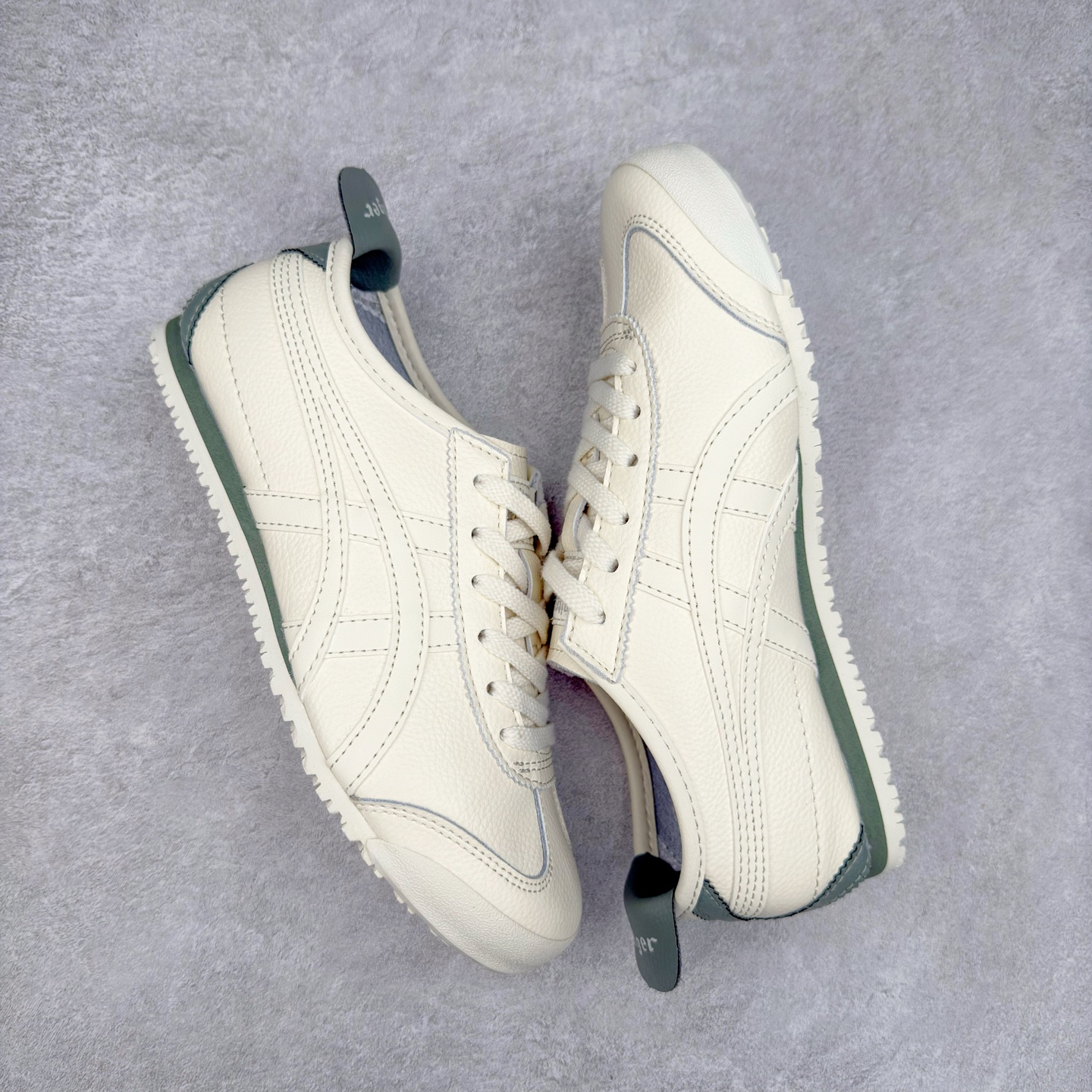 图片[3]-＃C版 Asics Onitsuka Tiger MEXICO 66 亚瑟士鬼冢虎复古经典板鞋 CNY 龙年限定 白红 市场王者选手 海外订单工厂出品 长期生产补货永不断码 超成熟稳定的做工品控 原装全套纸板楦头开发 原汁原味 完美呈现版型 私模正确鞋底咬花纹路 一比一鞋头弧度高度鞋身弧度 绝不口嗨 细节品控鞋型随意秒杀市面 原档咬花纹路私模大底 一个单元有六个三角形 总体形拼接呈现花瓣状 官方四联吊牌 原装Ortholite轻量化鞋垫 原盒原配 质保卡 说明书 钢印防尘纸 纸板中底带钢印 乳胶组合鞋垫 支持全方位的对比专柜 产品从款式颜色造型上体现出追求舒适和细节的完美 鞋类更是推崇手工制作的严谨与完美 融舒适性与可穿性的设计风格 注重细节的完美和别致魅力 既保持稳重 又不失轻松的时尚感 尺码：36 37 37.5 38 39 39.5 40 40.5 41.5 42 42.5 43.5 44 45-选品中心