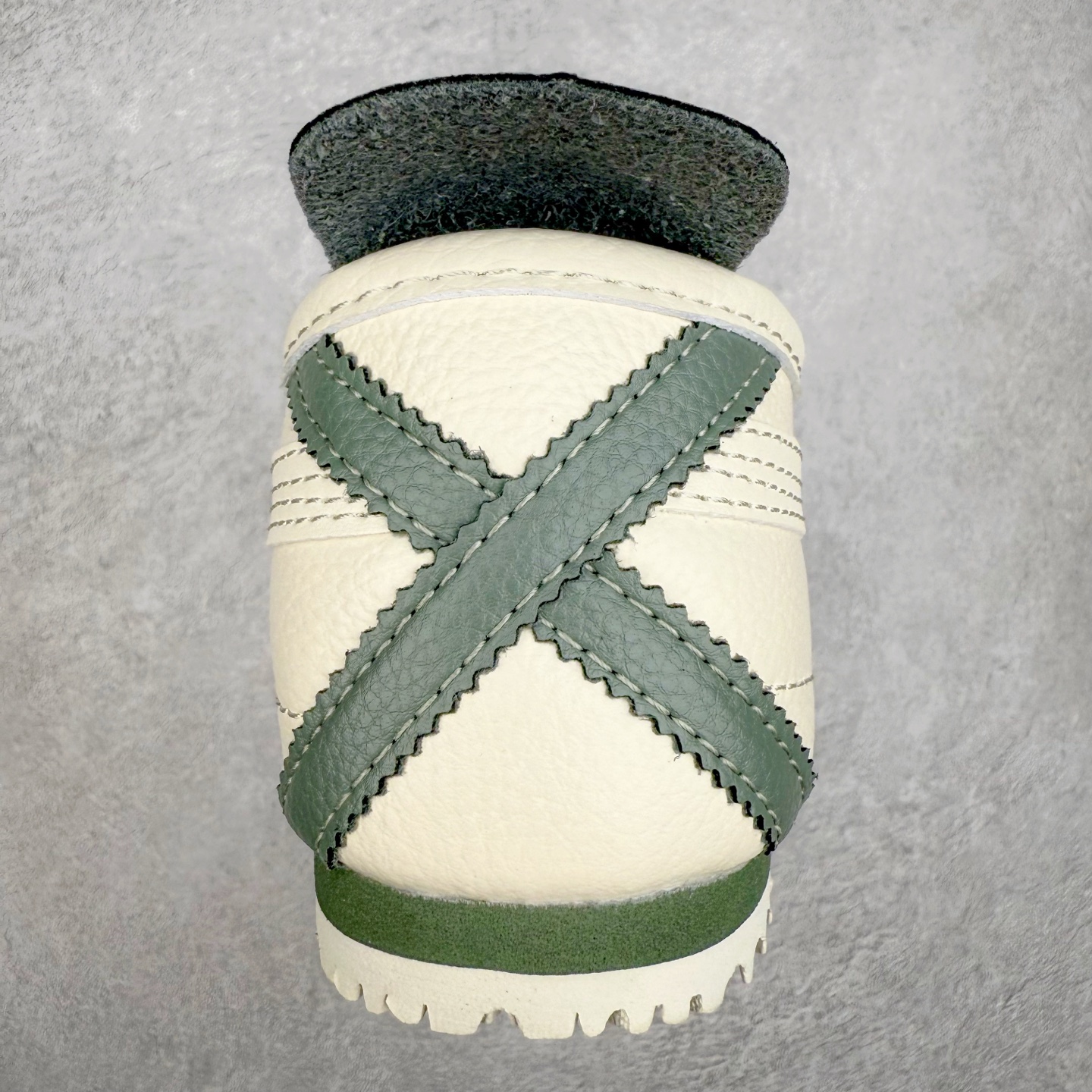 图片[8]-＃C版 Asics Onitsuka Tiger MEXICO 66 亚瑟士鬼冢虎复古经典板鞋 CNY 龙年限定 白红 市场王者选手 海外订单工厂出品 长期生产补货永不断码 超成熟稳定的做工品控 原装全套纸板楦头开发 原汁原味 完美呈现版型 私模正确鞋底咬花纹路 一比一鞋头弧度高度鞋身弧度 绝不口嗨 细节品控鞋型随意秒杀市面 原档咬花纹路私模大底 一个单元有六个三角形 总体形拼接呈现花瓣状 官方四联吊牌 原装Ortholite轻量化鞋垫 原盒原配 质保卡 说明书 钢印防尘纸 纸板中底带钢印 乳胶组合鞋垫 支持全方位的对比专柜 产品从款式颜色造型上体现出追求舒适和细节的完美 鞋类更是推崇手工制作的严谨与完美 融舒适性与可穿性的设计风格 注重细节的完美和别致魅力 既保持稳重 又不失轻松的时尚感 尺码：36 37 37.5 38 39 39.5 40 40.5 41.5 42 42.5 43.5 44 45-选品中心