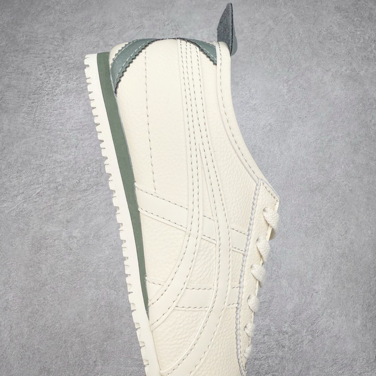 图片[6]-＃C版 Asics Onitsuka Tiger MEXICO 66 亚瑟士鬼冢虎复古经典板鞋 CNY 龙年限定 白红 市场王者选手 海外订单工厂出品 长期生产补货永不断码 超成熟稳定的做工品控 原装全套纸板楦头开发 原汁原味 完美呈现版型 私模正确鞋底咬花纹路 一比一鞋头弧度高度鞋身弧度 绝不口嗨 细节品控鞋型随意秒杀市面 原档咬花纹路私模大底 一个单元有六个三角形 总体形拼接呈现花瓣状 官方四联吊牌 原装Ortholite轻量化鞋垫 原盒原配 质保卡 说明书 钢印防尘纸 纸板中底带钢印 乳胶组合鞋垫 支持全方位的对比专柜 产品从款式颜色造型上体现出追求舒适和细节的完美 鞋类更是推崇手工制作的严谨与完美 融舒适性与可穿性的设计风格 注重细节的完美和别致魅力 既保持稳重 又不失轻松的时尚感 尺码：36 37 37.5 38 39 39.5 40 40.5 41.5 42 42.5 43.5 44 45-选品中心