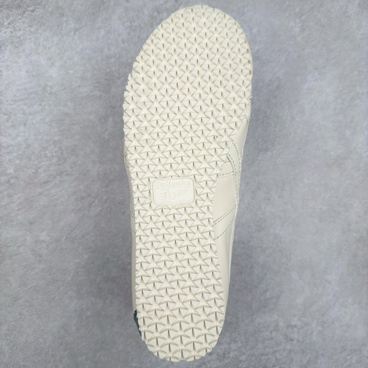 图片[9]-＃C版 Asics Onitsuka Tiger MEXICO 66 亚瑟士鬼冢虎复古经典板鞋 CNY 龙年限定 白红 市场王者选手 海外订单工厂出品 长期生产补货永不断码 超成熟稳定的做工品控 原装全套纸板楦头开发 原汁原味 完美呈现版型 私模正确鞋底咬花纹路 一比一鞋头弧度高度鞋身弧度 绝不口嗨 细节品控鞋型随意秒杀市面 原档咬花纹路私模大底 一个单元有六个三角形 总体形拼接呈现花瓣状 官方四联吊牌 原装Ortholite轻量化鞋垫 原盒原配 质保卡 说明书 钢印防尘纸 纸板中底带钢印 乳胶组合鞋垫 支持全方位的对比专柜 产品从款式颜色造型上体现出追求舒适和细节的完美 鞋类更是推崇手工制作的严谨与完美 融舒适性与可穿性的设计风格 注重细节的完美和别致魅力 既保持稳重 又不失轻松的时尚感 尺码：36 37 37.5 38 39 39.5 40 40.5 41.5 42 42.5 43.5 44 45-选品中心