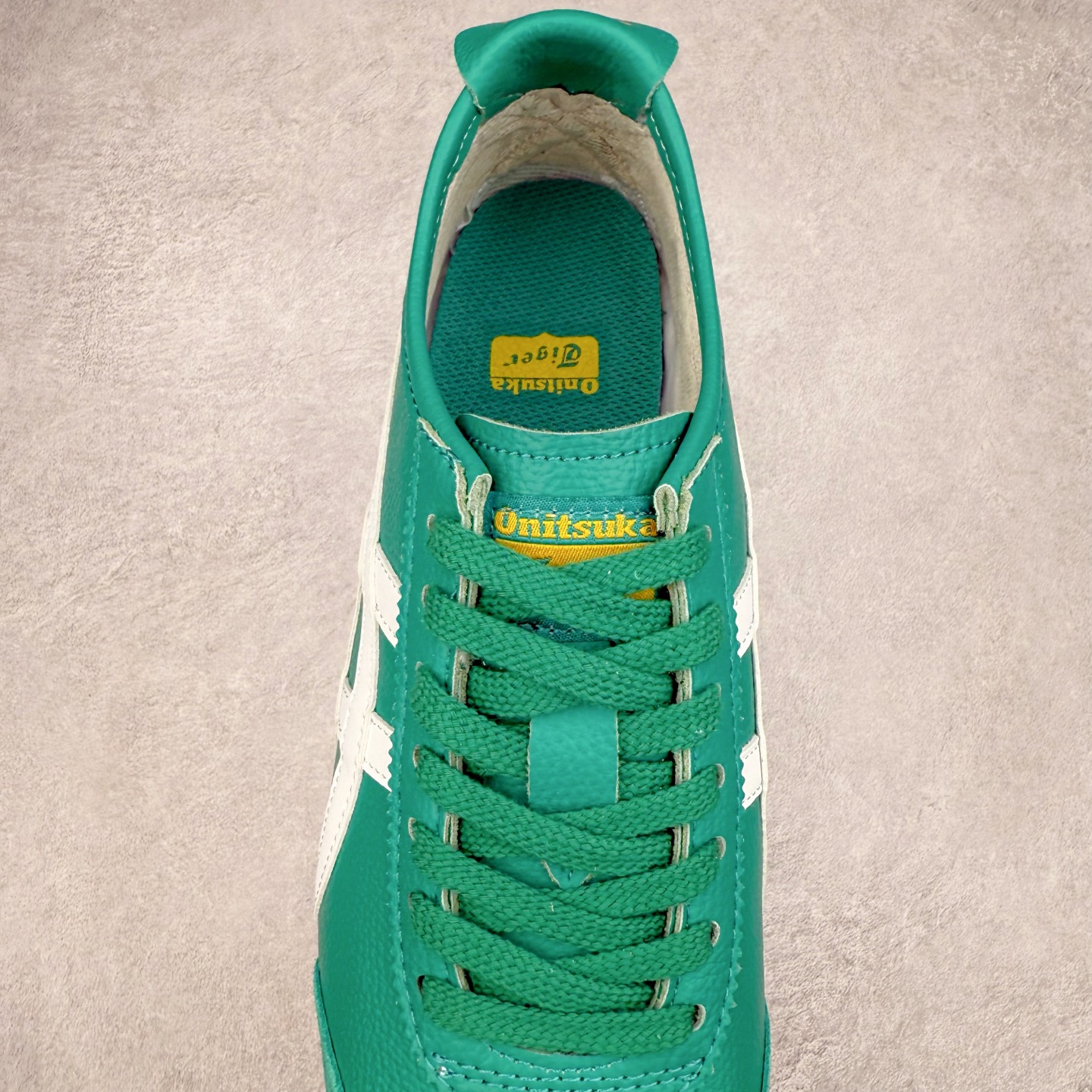 图片[5]-＃C版 Asics Onitsuka Tiger MEXICO 66 亚瑟士鬼冢虎复古经典板鞋 CNY 龙年限定 白红 市场王者选手 海外订单工厂出品 长期生产补货永不断码 超成熟稳定的做工品控 原装全套纸板楦头开发 原汁原味 完美呈现版型 私模正确鞋底咬花纹路 一比一鞋头弧度高度鞋身弧度 绝不口嗨 细节品控鞋型随意秒杀市面 原档咬花纹路私模大底 一个单元有六个三角形 总体形拼接呈现花瓣状 官方四联吊牌 原装Ortholite轻量化鞋垫 原盒原配 质保卡 说明书 钢印防尘纸 纸板中底带钢印 乳胶组合鞋垫 支持全方位的对比专柜 产品从款式颜色造型上体现出追求舒适和细节的完美 鞋类更是推崇手工制作的严谨与完美 融舒适性与可穿性的设计风格 注重细节的完美和别致魅力 既保持稳重 又不失轻松的时尚感 尺码：36 37 37.5 38 39 39.5 40 40.5 41.5 42 42.5 43.5 44 45-选品中心