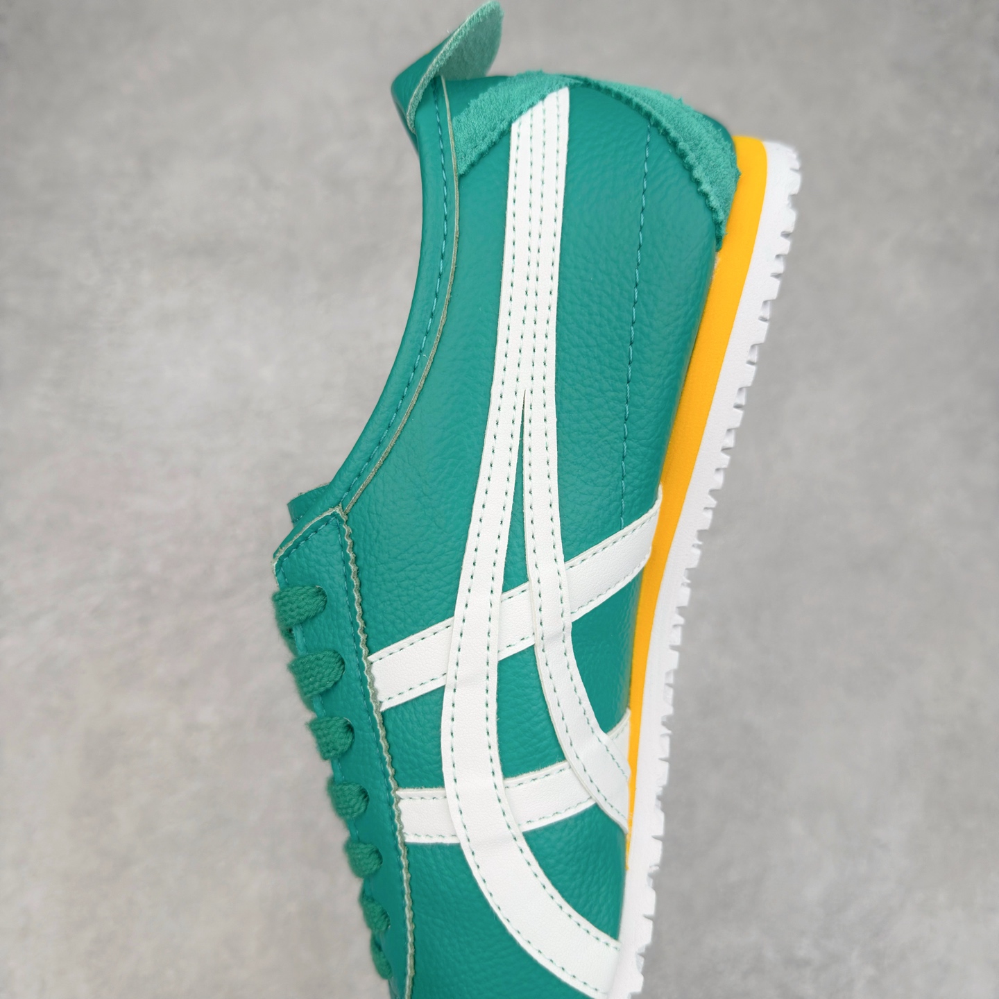 图片[7]-＃C版 Asics Onitsuka Tiger MEXICO 66 亚瑟士鬼冢虎复古经典板鞋 CNY 龙年限定 白红 市场王者选手 海外订单工厂出品 长期生产补货永不断码 超成熟稳定的做工品控 原装全套纸板楦头开发 原汁原味 完美呈现版型 私模正确鞋底咬花纹路 一比一鞋头弧度高度鞋身弧度 绝不口嗨 细节品控鞋型随意秒杀市面 原档咬花纹路私模大底 一个单元有六个三角形 总体形拼接呈现花瓣状 官方四联吊牌 原装Ortholite轻量化鞋垫 原盒原配 质保卡 说明书 钢印防尘纸 纸板中底带钢印 乳胶组合鞋垫 支持全方位的对比专柜 产品从款式颜色造型上体现出追求舒适和细节的完美 鞋类更是推崇手工制作的严谨与完美 融舒适性与可穿性的设计风格 注重细节的完美和别致魅力 既保持稳重 又不失轻松的时尚感 尺码：36 37 37.5 38 39 39.5 40 40.5 41.5 42 42.5 43.5 44 45-选品中心