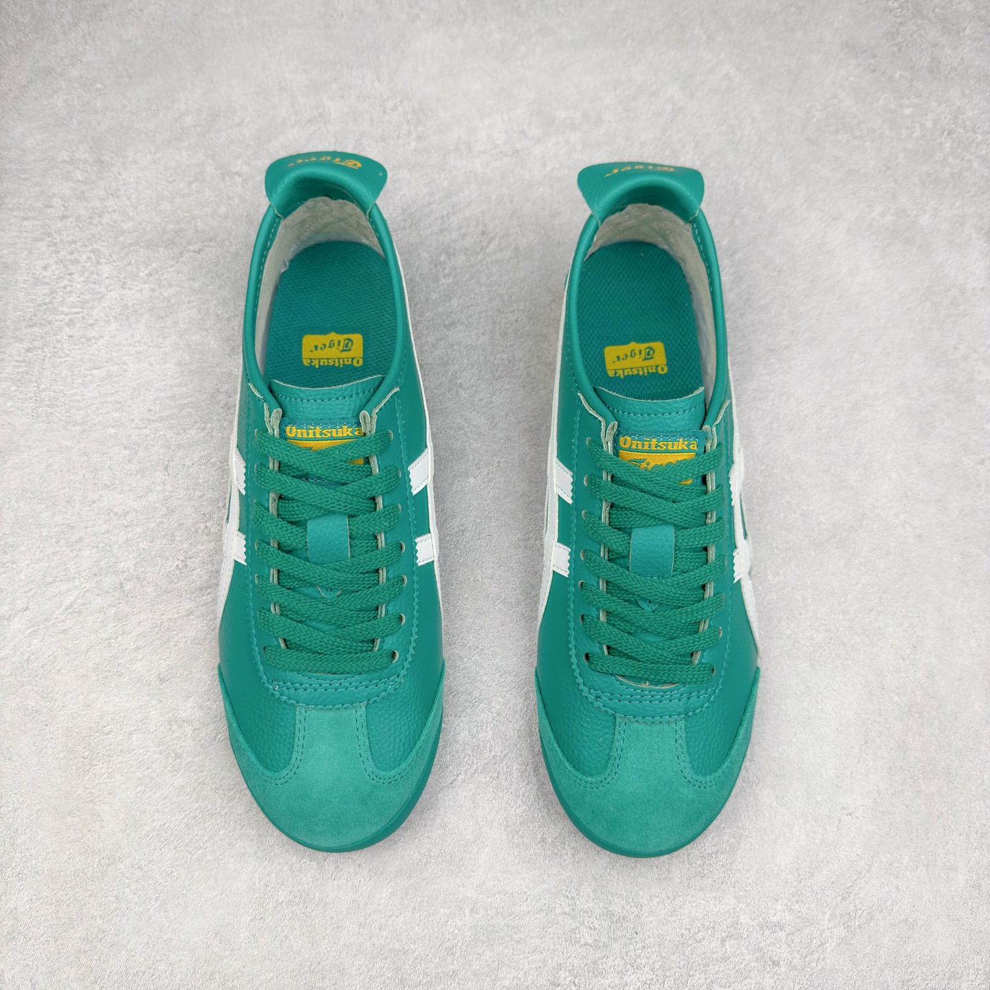 图片[2]-＃C版 Asics Onitsuka Tiger MEXICO 66 亚瑟士鬼冢虎复古经典板鞋 CNY 龙年限定 白红 市场王者选手 海外订单工厂出品 长期生产补货永不断码 超成熟稳定的做工品控 原装全套纸板楦头开发 原汁原味 完美呈现版型 私模正确鞋底咬花纹路 一比一鞋头弧度高度鞋身弧度 绝不口嗨 细节品控鞋型随意秒杀市面 原档咬花纹路私模大底 一个单元有六个三角形 总体形拼接呈现花瓣状 官方四联吊牌 原装Ortholite轻量化鞋垫 原盒原配 质保卡 说明书 钢印防尘纸 纸板中底带钢印 乳胶组合鞋垫 支持全方位的对比专柜 产品从款式颜色造型上体现出追求舒适和细节的完美 鞋类更是推崇手工制作的严谨与完美 融舒适性与可穿性的设计风格 注重细节的完美和别致魅力 既保持稳重 又不失轻松的时尚感 尺码：36 37 37.5 38 39 39.5 40 40.5 41.5 42 42.5 43.5 44 45-选品中心