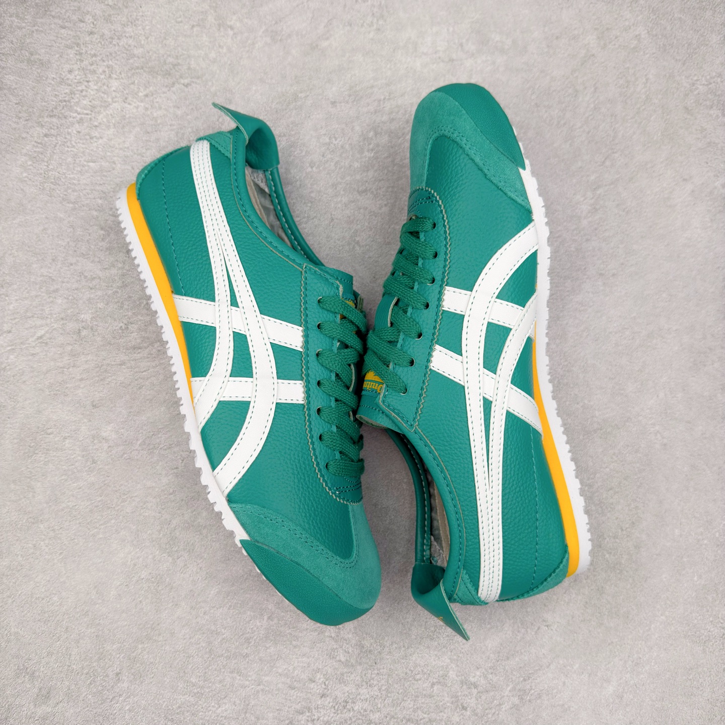 图片[3]-＃C版 Asics Onitsuka Tiger MEXICO 66 亚瑟士鬼冢虎复古经典板鞋 CNY 龙年限定 白红 市场王者选手 海外订单工厂出品 长期生产补货永不断码 超成熟稳定的做工品控 原装全套纸板楦头开发 原汁原味 完美呈现版型 私模正确鞋底咬花纹路 一比一鞋头弧度高度鞋身弧度 绝不口嗨 细节品控鞋型随意秒杀市面 原档咬花纹路私模大底 一个单元有六个三角形 总体形拼接呈现花瓣状 官方四联吊牌 原装Ortholite轻量化鞋垫 原盒原配 质保卡 说明书 钢印防尘纸 纸板中底带钢印 乳胶组合鞋垫 支持全方位的对比专柜 产品从款式颜色造型上体现出追求舒适和细节的完美 鞋类更是推崇手工制作的严谨与完美 融舒适性与可穿性的设计风格 注重细节的完美和别致魅力 既保持稳重 又不失轻松的时尚感 尺码：36 37 37.5 38 39 39.5 40 40.5 41.5 42 42.5 43.5 44 45-选品中心