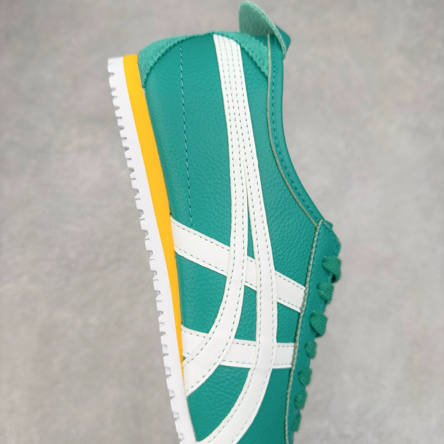 图片[6]-＃C版 Asics Onitsuka Tiger MEXICO 66 亚瑟士鬼冢虎复古经典板鞋 CNY 龙年限定 白红 市场王者选手 海外订单工厂出品 长期生产补货永不断码 超成熟稳定的做工品控 原装全套纸板楦头开发 原汁原味 完美呈现版型 私模正确鞋底咬花纹路 一比一鞋头弧度高度鞋身弧度 绝不口嗨 细节品控鞋型随意秒杀市面 原档咬花纹路私模大底 一个单元有六个三角形 总体形拼接呈现花瓣状 官方四联吊牌 原装Ortholite轻量化鞋垫 原盒原配 质保卡 说明书 钢印防尘纸 纸板中底带钢印 乳胶组合鞋垫 支持全方位的对比专柜 产品从款式颜色造型上体现出追求舒适和细节的完美 鞋类更是推崇手工制作的严谨与完美 融舒适性与可穿性的设计风格 注重细节的完美和别致魅力 既保持稳重 又不失轻松的时尚感 尺码：36 37 37.5 38 39 39.5 40 40.5 41.5 42 42.5 43.5 44 45-选品中心