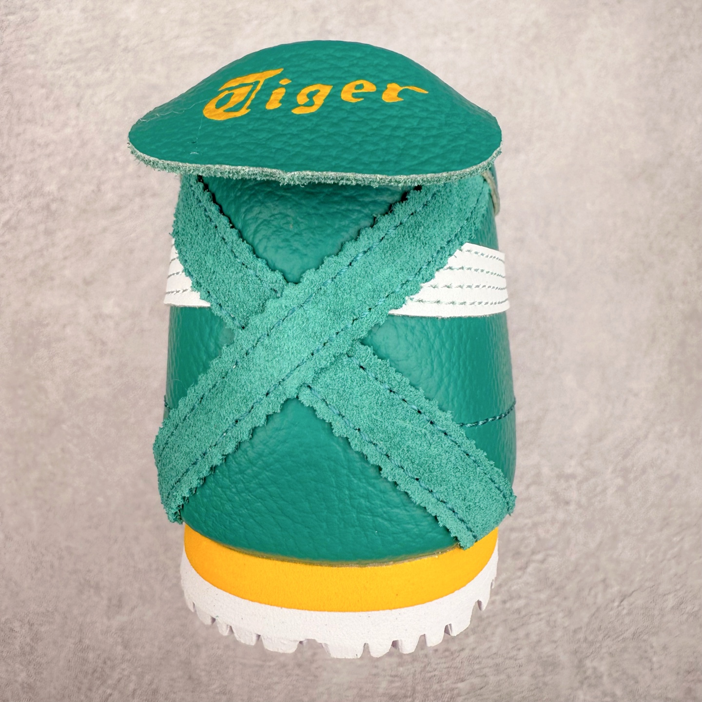 图片[8]-＃C版 Asics Onitsuka Tiger MEXICO 66 亚瑟士鬼冢虎复古经典板鞋 CNY 龙年限定 白红 市场王者选手 海外订单工厂出品 长期生产补货永不断码 超成熟稳定的做工品控 原装全套纸板楦头开发 原汁原味 完美呈现版型 私模正确鞋底咬花纹路 一比一鞋头弧度高度鞋身弧度 绝不口嗨 细节品控鞋型随意秒杀市面 原档咬花纹路私模大底 一个单元有六个三角形 总体形拼接呈现花瓣状 官方四联吊牌 原装Ortholite轻量化鞋垫 原盒原配 质保卡 说明书 钢印防尘纸 纸板中底带钢印 乳胶组合鞋垫 支持全方位的对比专柜 产品从款式颜色造型上体现出追求舒适和细节的完美 鞋类更是推崇手工制作的严谨与完美 融舒适性与可穿性的设计风格 注重细节的完美和别致魅力 既保持稳重 又不失轻松的时尚感 尺码：36 37 37.5 38 39 39.5 40 40.5 41.5 42 42.5 43.5 44 45-选品中心