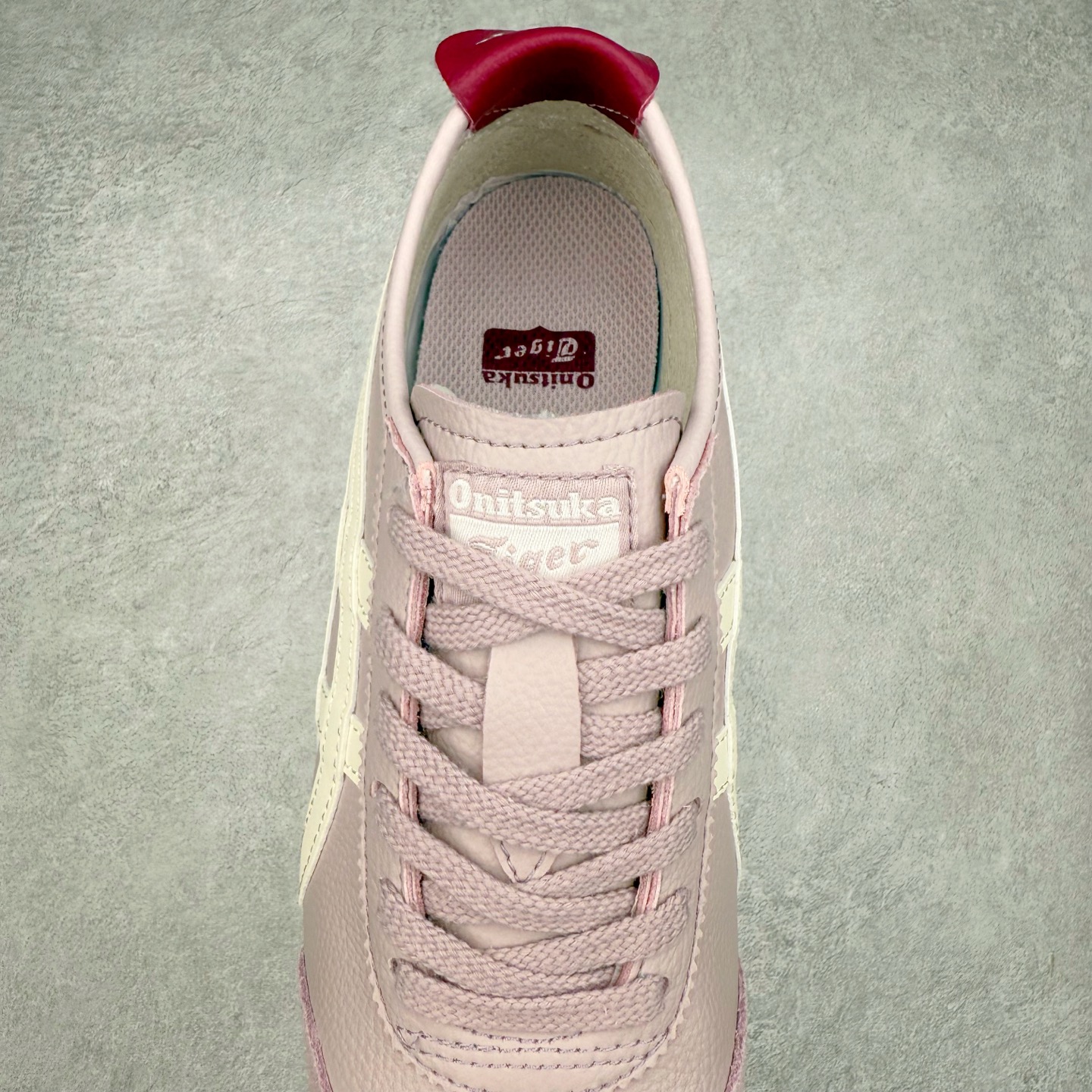 图片[5]-＃C版 Asics Onitsuka Tiger MEXICO 66 亚瑟士鬼冢虎复古经典板鞋 CNY 龙年限定 白红 市场王者选手 海外订单工厂出品 长期生产补货永不断码 超成熟稳定的做工品控 原装全套纸板楦头开发 原汁原味 完美呈现版型 私模正确鞋底咬花纹路 一比一鞋头弧度高度鞋身弧度 绝不口嗨 细节品控鞋型随意秒杀市面 原档咬花纹路私模大底 一个单元有六个三角形 总体形拼接呈现花瓣状 官方四联吊牌 原装Ortholite轻量化鞋垫 原盒原配 质保卡 说明书 钢印防尘纸 纸板中底带钢印 乳胶组合鞋垫 支持全方位的对比专柜 产品从款式颜色造型上体现出追求舒适和细节的完美 鞋类更是推崇手工制作的严谨与完美 融舒适性与可穿性的设计风格 注重细节的完美和别致魅力 既保持稳重 又不失轻松的时尚感 尺码：36 37 37.5 38 39 39.5 40 40.5 41.5 42 42.5 43.5 44 45-选品中心