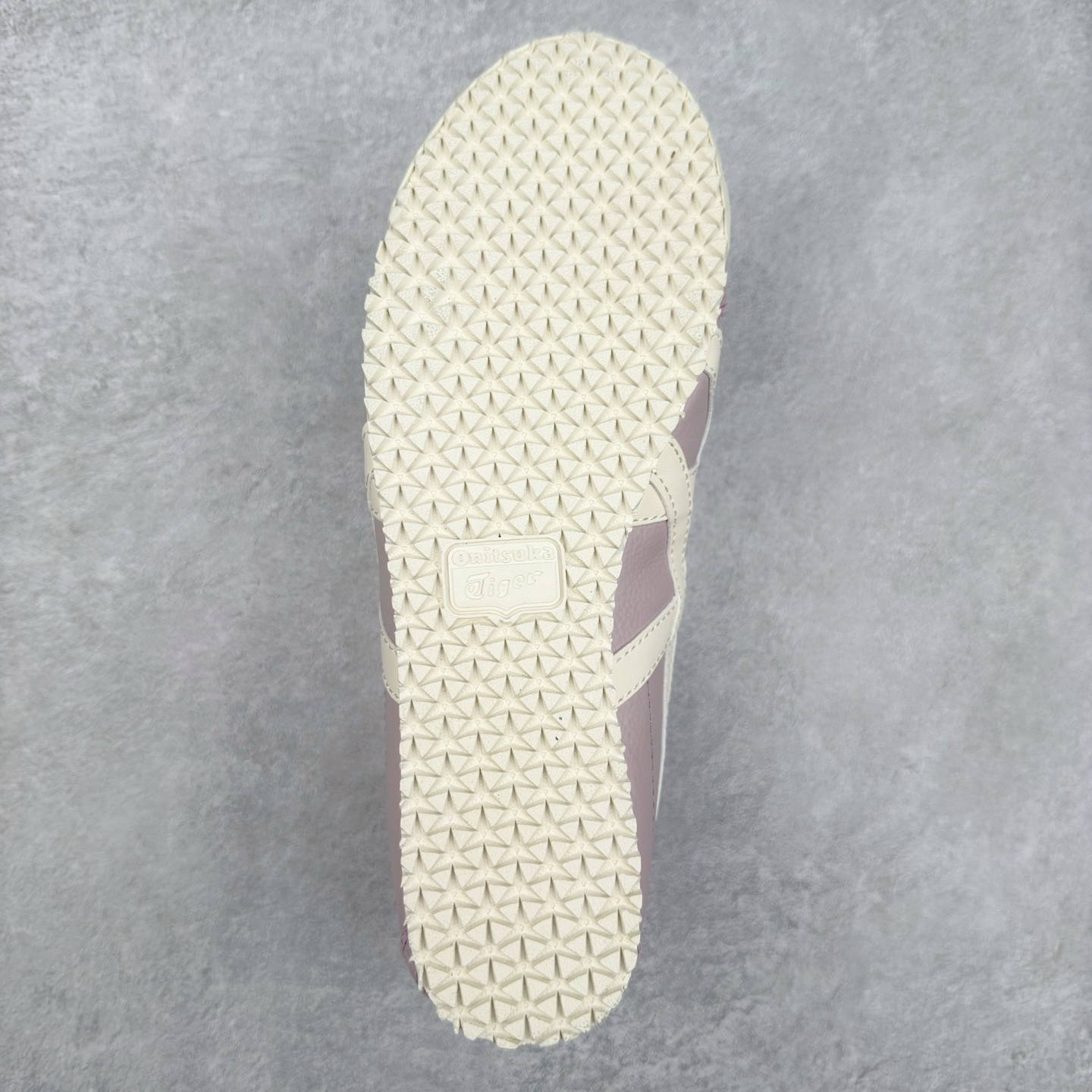 图片[9]-＃C版 Asics Onitsuka Tiger MEXICO 66 亚瑟士鬼冢虎复古经典板鞋 CNY 龙年限定 白红 市场王者选手 海外订单工厂出品 长期生产补货永不断码 超成熟稳定的做工品控 原装全套纸板楦头开发 原汁原味 完美呈现版型 私模正确鞋底咬花纹路 一比一鞋头弧度高度鞋身弧度 绝不口嗨 细节品控鞋型随意秒杀市面 原档咬花纹路私模大底 一个单元有六个三角形 总体形拼接呈现花瓣状 官方四联吊牌 原装Ortholite轻量化鞋垫 原盒原配 质保卡 说明书 钢印防尘纸 纸板中底带钢印 乳胶组合鞋垫 支持全方位的对比专柜 产品从款式颜色造型上体现出追求舒适和细节的完美 鞋类更是推崇手工制作的严谨与完美 融舒适性与可穿性的设计风格 注重细节的完美和别致魅力 既保持稳重 又不失轻松的时尚感 尺码：36 37 37.5 38 39 39.5 40 40.5 41.5 42 42.5 43.5 44 45-选品中心