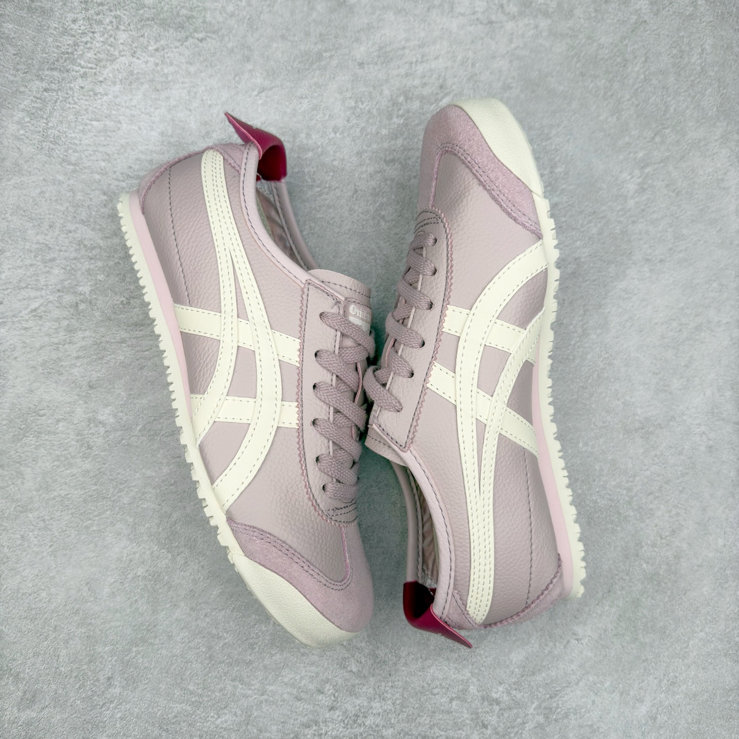 图片[3]-＃C版 Asics Onitsuka Tiger MEXICO 66 亚瑟士鬼冢虎复古经典板鞋 CNY 龙年限定 白红 市场王者选手 海外订单工厂出品 长期生产补货永不断码 超成熟稳定的做工品控 原装全套纸板楦头开发 原汁原味 完美呈现版型 私模正确鞋底咬花纹路 一比一鞋头弧度高度鞋身弧度 绝不口嗨 细节品控鞋型随意秒杀市面 原档咬花纹路私模大底 一个单元有六个三角形 总体形拼接呈现花瓣状 官方四联吊牌 原装Ortholite轻量化鞋垫 原盒原配 质保卡 说明书 钢印防尘纸 纸板中底带钢印 乳胶组合鞋垫 支持全方位的对比专柜 产品从款式颜色造型上体现出追求舒适和细节的完美 鞋类更是推崇手工制作的严谨与完美 融舒适性与可穿性的设计风格 注重细节的完美和别致魅力 既保持稳重 又不失轻松的时尚感 尺码：36 37 37.5 38 39 39.5 40 40.5 41.5 42 42.5 43.5 44 45-选品中心