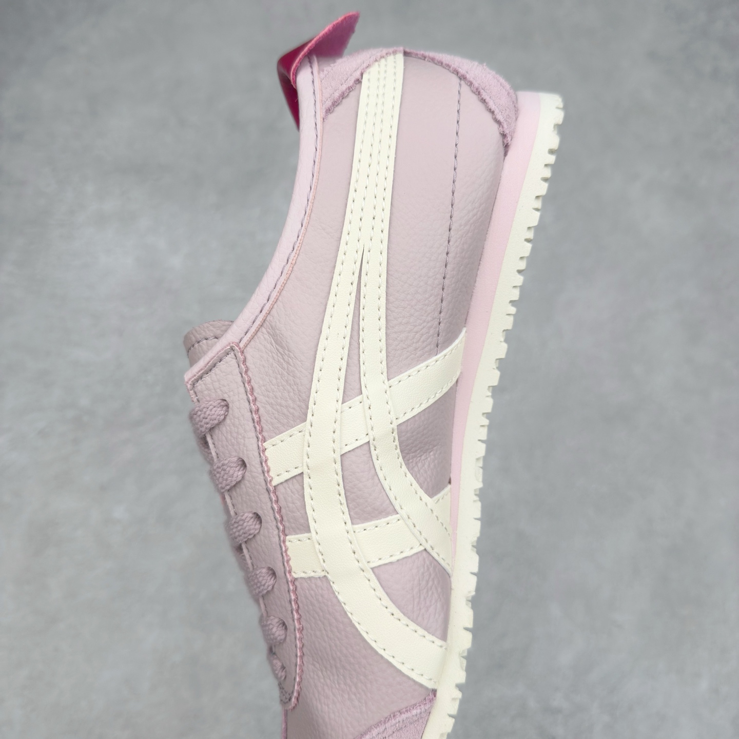 图片[7]-＃C版 Asics Onitsuka Tiger MEXICO 66 亚瑟士鬼冢虎复古经典板鞋 CNY 龙年限定 白红 市场王者选手 海外订单工厂出品 长期生产补货永不断码 超成熟稳定的做工品控 原装全套纸板楦头开发 原汁原味 完美呈现版型 私模正确鞋底咬花纹路 一比一鞋头弧度高度鞋身弧度 绝不口嗨 细节品控鞋型随意秒杀市面 原档咬花纹路私模大底 一个单元有六个三角形 总体形拼接呈现花瓣状 官方四联吊牌 原装Ortholite轻量化鞋垫 原盒原配 质保卡 说明书 钢印防尘纸 纸板中底带钢印 乳胶组合鞋垫 支持全方位的对比专柜 产品从款式颜色造型上体现出追求舒适和细节的完美 鞋类更是推崇手工制作的严谨与完美 融舒适性与可穿性的设计风格 注重细节的完美和别致魅力 既保持稳重 又不失轻松的时尚感 尺码：36 37 37.5 38 39 39.5 40 40.5 41.5 42 42.5 43.5 44 45-选品中心