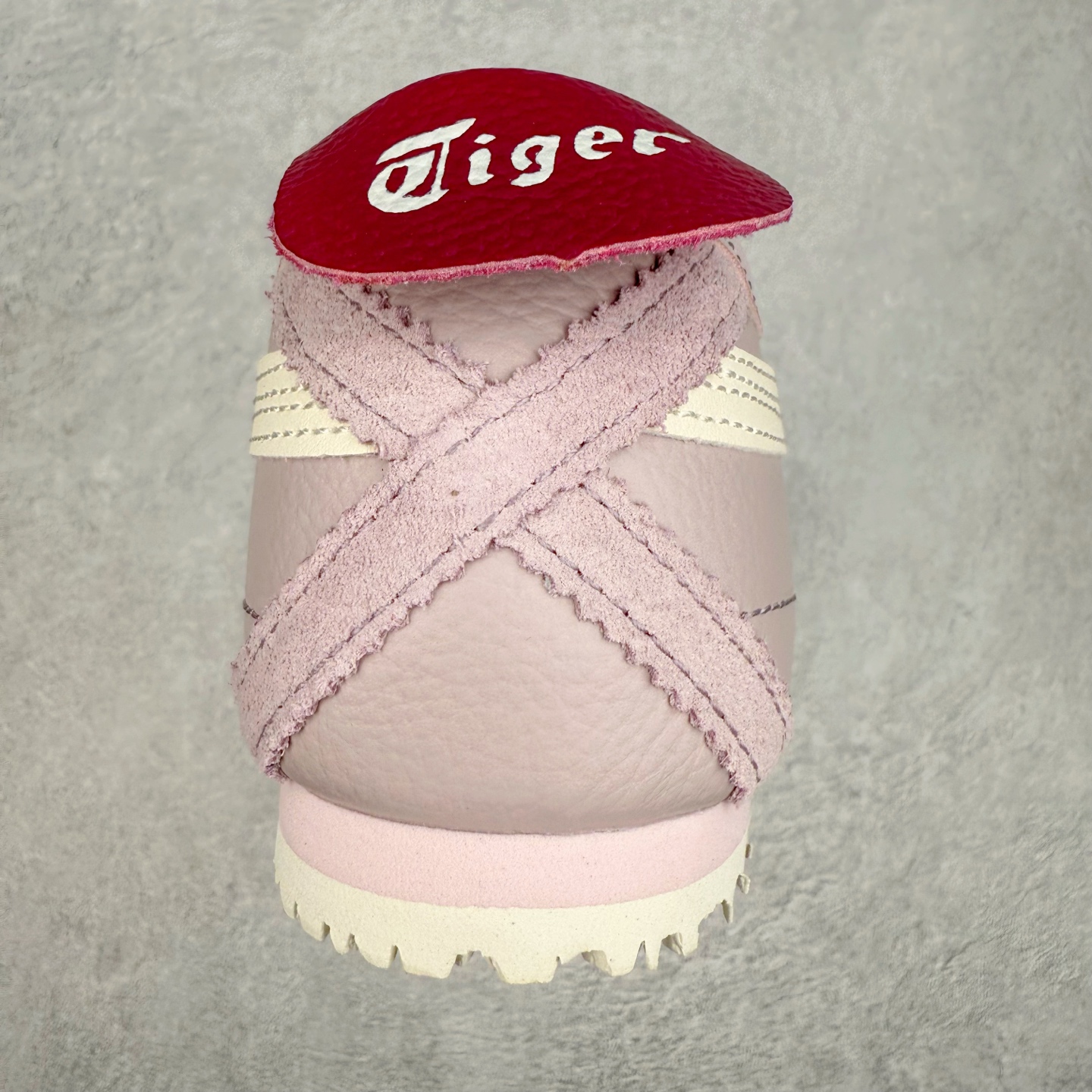 图片[8]-＃C版 Asics Onitsuka Tiger MEXICO 66 亚瑟士鬼冢虎复古经典板鞋 CNY 龙年限定 白红 市场王者选手 海外订单工厂出品 长期生产补货永不断码 超成熟稳定的做工品控 原装全套纸板楦头开发 原汁原味 完美呈现版型 私模正确鞋底咬花纹路 一比一鞋头弧度高度鞋身弧度 绝不口嗨 细节品控鞋型随意秒杀市面 原档咬花纹路私模大底 一个单元有六个三角形 总体形拼接呈现花瓣状 官方四联吊牌 原装Ortholite轻量化鞋垫 原盒原配 质保卡 说明书 钢印防尘纸 纸板中底带钢印 乳胶组合鞋垫 支持全方位的对比专柜 产品从款式颜色造型上体现出追求舒适和细节的完美 鞋类更是推崇手工制作的严谨与完美 融舒适性与可穿性的设计风格 注重细节的完美和别致魅力 既保持稳重 又不失轻松的时尚感 尺码：36 37 37.5 38 39 39.5 40 40.5 41.5 42 42.5 43.5 44 45-选品中心