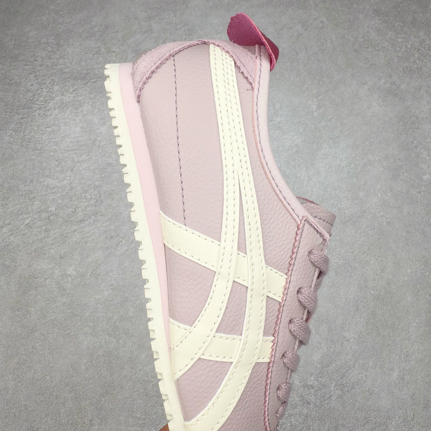 图片[6]-＃C版 Asics Onitsuka Tiger MEXICO 66 亚瑟士鬼冢虎复古经典板鞋 CNY 龙年限定 白红 市场王者选手 海外订单工厂出品 长期生产补货永不断码 超成熟稳定的做工品控 原装全套纸板楦头开发 原汁原味 完美呈现版型 私模正确鞋底咬花纹路 一比一鞋头弧度高度鞋身弧度 绝不口嗨 细节品控鞋型随意秒杀市面 原档咬花纹路私模大底 一个单元有六个三角形 总体形拼接呈现花瓣状 官方四联吊牌 原装Ortholite轻量化鞋垫 原盒原配 质保卡 说明书 钢印防尘纸 纸板中底带钢印 乳胶组合鞋垫 支持全方位的对比专柜 产品从款式颜色造型上体现出追求舒适和细节的完美 鞋类更是推崇手工制作的严谨与完美 融舒适性与可穿性的设计风格 注重细节的完美和别致魅力 既保持稳重 又不失轻松的时尚感 尺码：36 37 37.5 38 39 39.5 40 40.5 41.5 42 42.5 43.5 44 45-选品中心