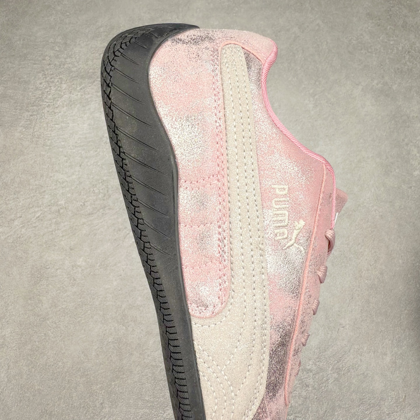 图片[6]-＃TG特价福利 PUMA Speedca OG 彪马极速赛车系列低帮德训风拼接复古百搭休闲运动赛车鞋 鞋款从80、90年代赛车手所穿的防火赛车鞋为原型，鞋身线条模仿了赛车的流线廓形，体现了空气动力学原理的结构。简约流畅的外观，恰好又和贯穿其中的Formstrip Logo融合恰到好处，视觉上细节丰富且协调。本次Speedcat OG鞋款归来，最大看点自然式保留了窄版鞋型以及薄底构造。这两年各品牌鞋底越做越厚，Speedcat反其道而行之，上脚几乎无鞋底的效果带来耳目一新的视觉体验。鞋面依旧是以质感细腻的麂皮材质打造，并且大面积近乎全包裹的使用，复古味道也愈发浓烈。配色上更是将最原始的黑色和红色带回，向F1赛车队的标志性队服致敬。相信让各位一眼种草的更多是出挑的大红色，上脚即可瞬间点亮整体造型，在以球鞋为核心的OOTD中脱颖而出。而另一款黑色则是低调的万金油，彰显新潮个性的同时又不喧宾夺主，也是热爱简约系穿搭朋友的首选。 尺码：35.5 36 37 37.5 38 38.5 39 40 40.5 41 42 42.5 43 44 44.5 45-选品中心