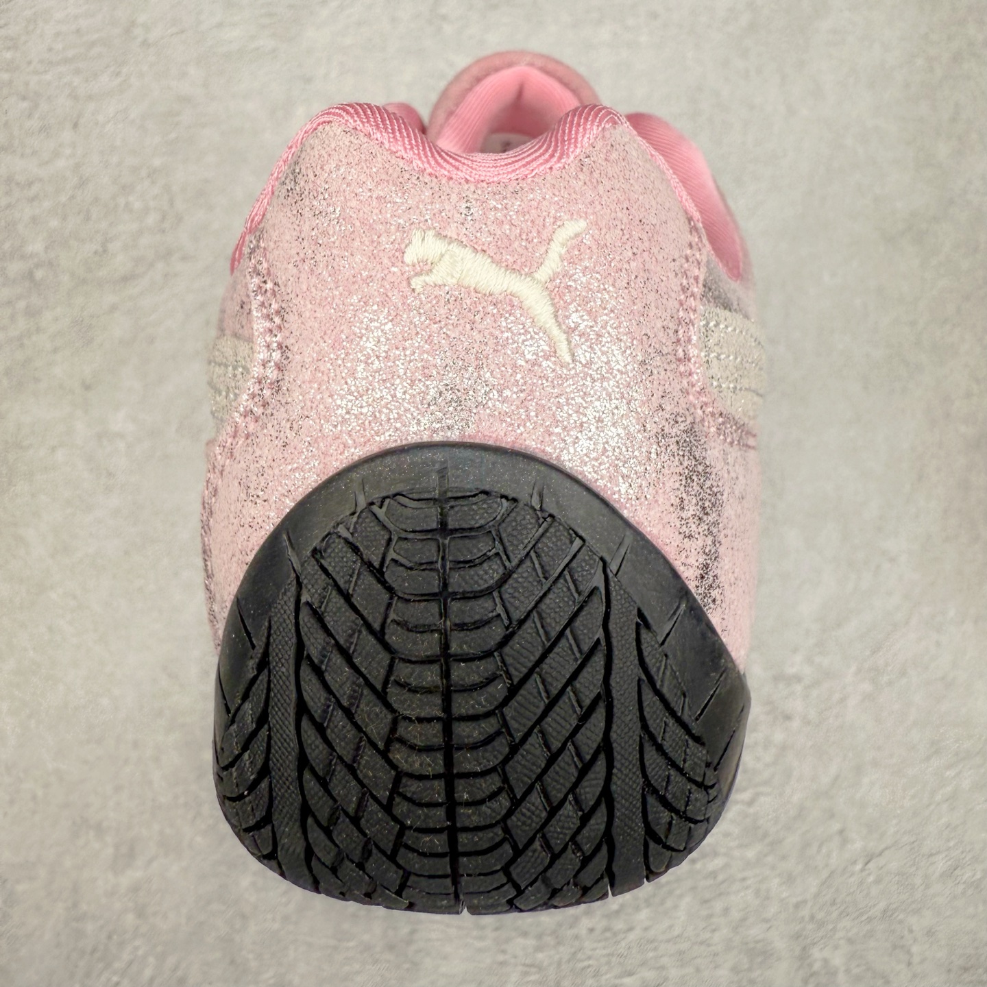 图片[8]-＃TG特价福利 PUMA Speedca OG 彪马极速赛车系列低帮德训风拼接复古百搭休闲运动赛车鞋 鞋款从80、90年代赛车手所穿的防火赛车鞋为原型，鞋身线条模仿了赛车的流线廓形，体现了空气动力学原理的结构。简约流畅的外观，恰好又和贯穿其中的Formstrip Logo融合恰到好处，视觉上细节丰富且协调。本次Speedcat OG鞋款归来，最大看点自然式保留了窄版鞋型以及薄底构造。这两年各品牌鞋底越做越厚，Speedcat反其道而行之，上脚几乎无鞋底的效果带来耳目一新的视觉体验。鞋面依旧是以质感细腻的麂皮材质打造，并且大面积近乎全包裹的使用，复古味道也愈发浓烈。配色上更是将最原始的黑色和红色带回，向F1赛车队的标志性队服致敬。相信让各位一眼种草的更多是出挑的大红色，上脚即可瞬间点亮整体造型，在以球鞋为核心的OOTD中脱颖而出。而另一款黑色则是低调的万金油，彰显新潮个性的同时又不喧宾夺主，也是热爱简约系穿搭朋友的首选。 尺码：35.5 36 37 37.5 38 38.5 39 40 40.5 41 42 42.5 43 44 44.5 45-选品中心