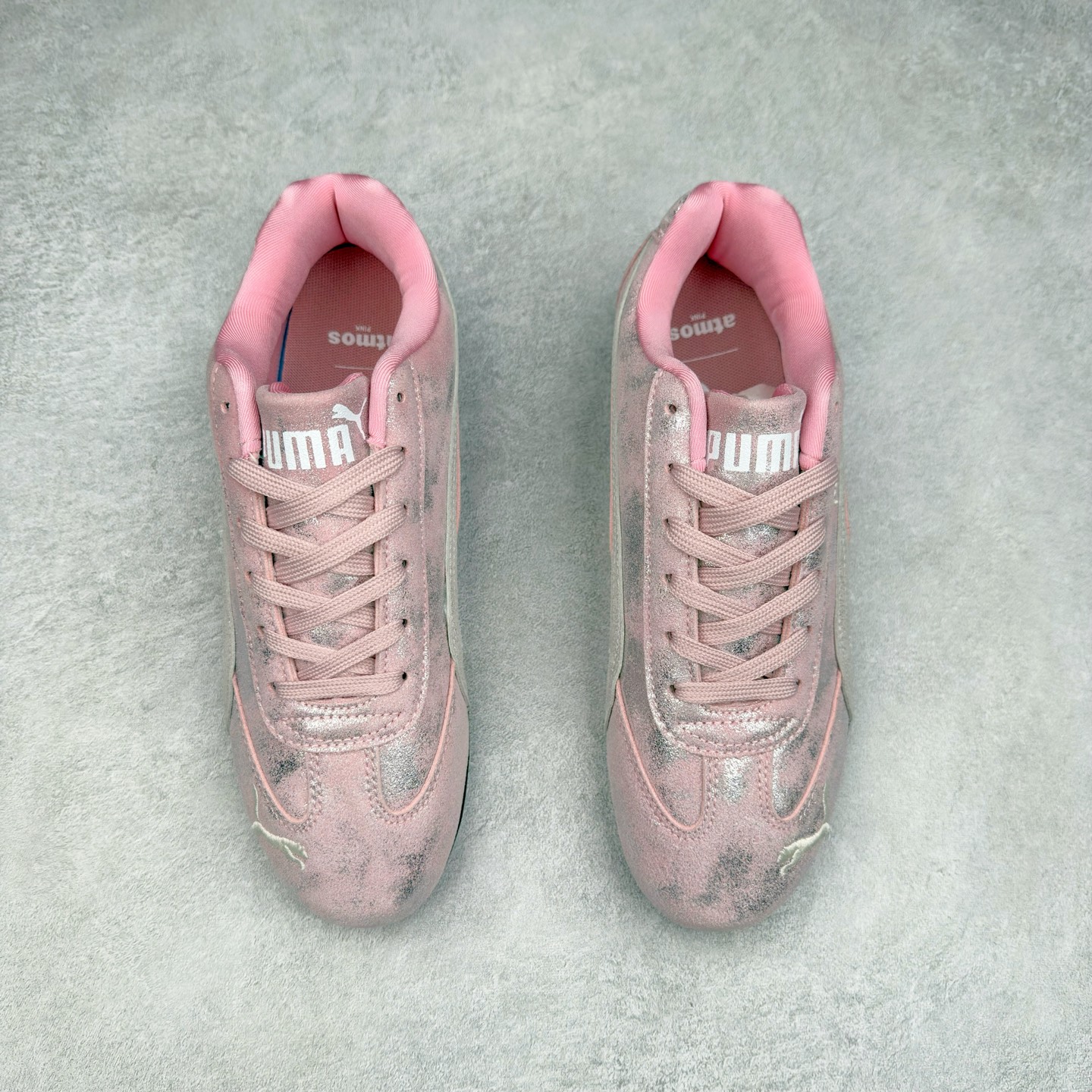 图片[2]-＃TG特价福利 PUMA Speedca OG 彪马极速赛车系列低帮德训风拼接复古百搭休闲运动赛车鞋 鞋款从80、90年代赛车手所穿的防火赛车鞋为原型，鞋身线条模仿了赛车的流线廓形，体现了空气动力学原理的结构。简约流畅的外观，恰好又和贯穿其中的Formstrip Logo融合恰到好处，视觉上细节丰富且协调。本次Speedcat OG鞋款归来，最大看点自然式保留了窄版鞋型以及薄底构造。这两年各品牌鞋底越做越厚，Speedcat反其道而行之，上脚几乎无鞋底的效果带来耳目一新的视觉体验。鞋面依旧是以质感细腻的麂皮材质打造，并且大面积近乎全包裹的使用，复古味道也愈发浓烈。配色上更是将最原始的黑色和红色带回，向F1赛车队的标志性队服致敬。相信让各位一眼种草的更多是出挑的大红色，上脚即可瞬间点亮整体造型，在以球鞋为核心的OOTD中脱颖而出。而另一款黑色则是低调的万金油，彰显新潮个性的同时又不喧宾夺主，也是热爱简约系穿搭朋友的首选。 尺码：35.5 36 37 37.5 38 38.5 39 40 40.5 41 42 42.5 43 44 44.5 45-选品中心