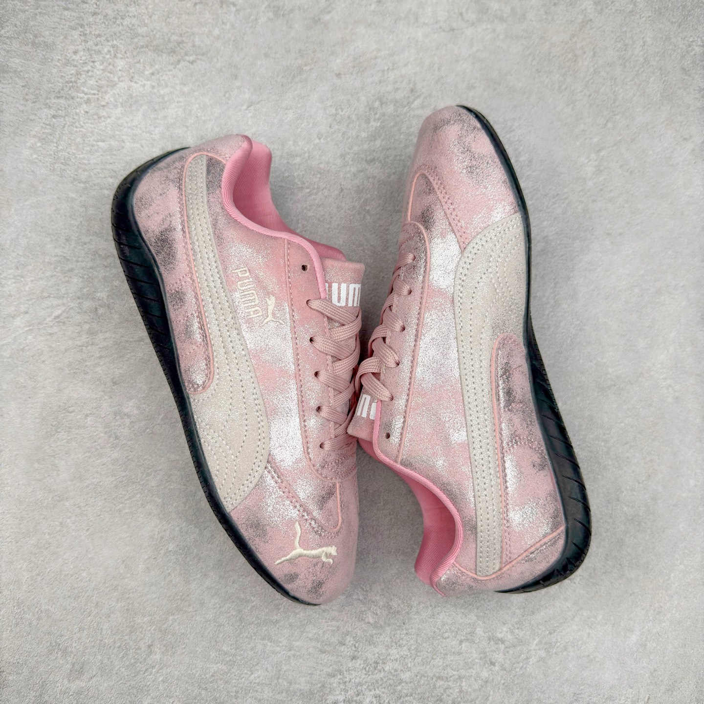 图片[3]-＃TG特价福利 PUMA Speedca OG 彪马极速赛车系列低帮德训风拼接复古百搭休闲运动赛车鞋 鞋款从80、90年代赛车手所穿的防火赛车鞋为原型，鞋身线条模仿了赛车的流线廓形，体现了空气动力学原理的结构。简约流畅的外观，恰好又和贯穿其中的Formstrip Logo融合恰到好处，视觉上细节丰富且协调。本次Speedcat OG鞋款归来，最大看点自然式保留了窄版鞋型以及薄底构造。这两年各品牌鞋底越做越厚，Speedcat反其道而行之，上脚几乎无鞋底的效果带来耳目一新的视觉体验。鞋面依旧是以质感细腻的麂皮材质打造，并且大面积近乎全包裹的使用，复古味道也愈发浓烈。配色上更是将最原始的黑色和红色带回，向F1赛车队的标志性队服致敬。相信让各位一眼种草的更多是出挑的大红色，上脚即可瞬间点亮整体造型，在以球鞋为核心的OOTD中脱颖而出。而另一款黑色则是低调的万金油，彰显新潮个性的同时又不喧宾夺主，也是热爱简约系穿搭朋友的首选。 尺码：35.5 36 37 37.5 38 38.5 39 40 40.5 41 42 42.5 43 44 44.5 45-选品中心