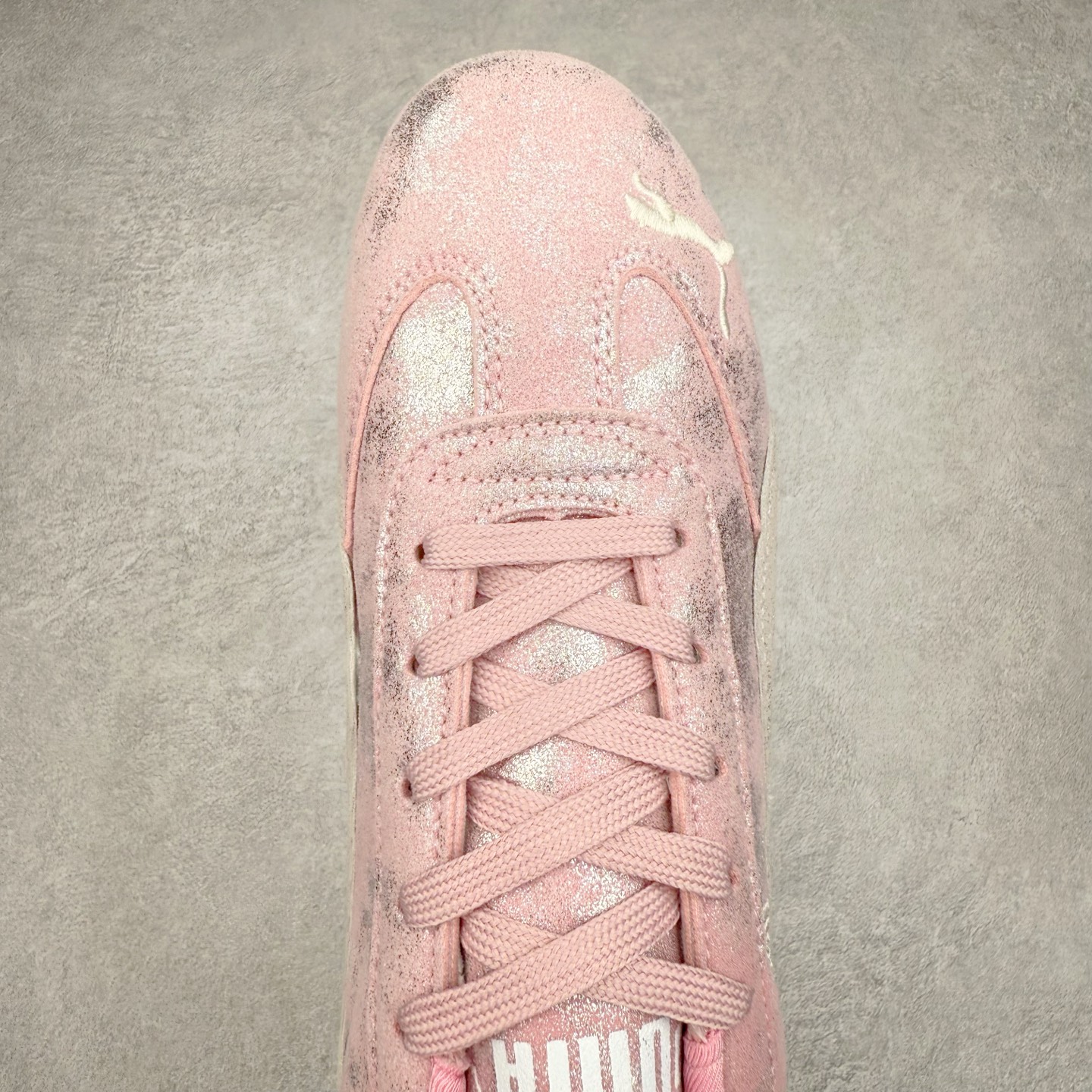 图片[4]-＃TG特价福利 PUMA Speedca OG 彪马极速赛车系列低帮德训风拼接复古百搭休闲运动赛车鞋 鞋款从80、90年代赛车手所穿的防火赛车鞋为原型，鞋身线条模仿了赛车的流线廓形，体现了空气动力学原理的结构。简约流畅的外观，恰好又和贯穿其中的Formstrip Logo融合恰到好处，视觉上细节丰富且协调。本次Speedcat OG鞋款归来，最大看点自然式保留了窄版鞋型以及薄底构造。这两年各品牌鞋底越做越厚，Speedcat反其道而行之，上脚几乎无鞋底的效果带来耳目一新的视觉体验。鞋面依旧是以质感细腻的麂皮材质打造，并且大面积近乎全包裹的使用，复古味道也愈发浓烈。配色上更是将最原始的黑色和红色带回，向F1赛车队的标志性队服致敬。相信让各位一眼种草的更多是出挑的大红色，上脚即可瞬间点亮整体造型，在以球鞋为核心的OOTD中脱颖而出。而另一款黑色则是低调的万金油，彰显新潮个性的同时又不喧宾夺主，也是热爱简约系穿搭朋友的首选。 尺码：35.5 36 37 37.5 38 38.5 39 40 40.5 41 42 42.5 43 44 44.5 45-选品中心