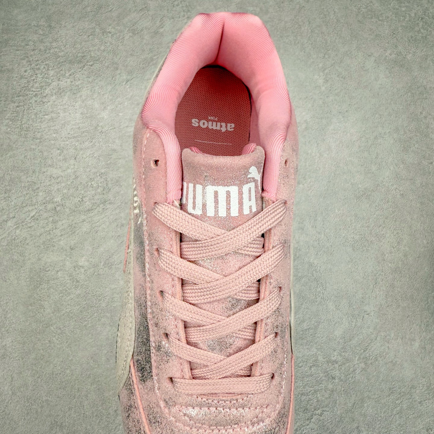 图片[5]-＃TG特价福利 PUMA Speedca OG 彪马极速赛车系列低帮德训风拼接复古百搭休闲运动赛车鞋 鞋款从80、90年代赛车手所穿的防火赛车鞋为原型，鞋身线条模仿了赛车的流线廓形，体现了空气动力学原理的结构。简约流畅的外观，恰好又和贯穿其中的Formstrip Logo融合恰到好处，视觉上细节丰富且协调。本次Speedcat OG鞋款归来，最大看点自然式保留了窄版鞋型以及薄底构造。这两年各品牌鞋底越做越厚，Speedcat反其道而行之，上脚几乎无鞋底的效果带来耳目一新的视觉体验。鞋面依旧是以质感细腻的麂皮材质打造，并且大面积近乎全包裹的使用，复古味道也愈发浓烈。配色上更是将最原始的黑色和红色带回，向F1赛车队的标志性队服致敬。相信让各位一眼种草的更多是出挑的大红色，上脚即可瞬间点亮整体造型，在以球鞋为核心的OOTD中脱颖而出。而另一款黑色则是低调的万金油，彰显新潮个性的同时又不喧宾夺主，也是热爱简约系穿搭朋友的首选。 尺码：35.5 36 37 37.5 38 38.5 39 40 40.5 41 42 42.5 43 44 44.5 45-选品中心