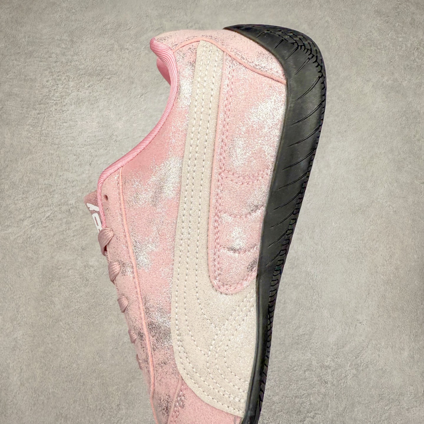 图片[7]-＃TG特价福利 PUMA Speedca OG 彪马极速赛车系列低帮德训风拼接复古百搭休闲运动赛车鞋 鞋款从80、90年代赛车手所穿的防火赛车鞋为原型，鞋身线条模仿了赛车的流线廓形，体现了空气动力学原理的结构。简约流畅的外观，恰好又和贯穿其中的Formstrip Logo融合恰到好处，视觉上细节丰富且协调。本次Speedcat OG鞋款归来，最大看点自然式保留了窄版鞋型以及薄底构造。这两年各品牌鞋底越做越厚，Speedcat反其道而行之，上脚几乎无鞋底的效果带来耳目一新的视觉体验。鞋面依旧是以质感细腻的麂皮材质打造，并且大面积近乎全包裹的使用，复古味道也愈发浓烈。配色上更是将最原始的黑色和红色带回，向F1赛车队的标志性队服致敬。相信让各位一眼种草的更多是出挑的大红色，上脚即可瞬间点亮整体造型，在以球鞋为核心的OOTD中脱颖而出。而另一款黑色则是低调的万金油，彰显新潮个性的同时又不喧宾夺主，也是热爱简约系穿搭朋友的首选。 尺码：35.5 36 37 37.5 38 38.5 39 40 40.5 41 42 42.5 43 44 44.5 45-选品中心