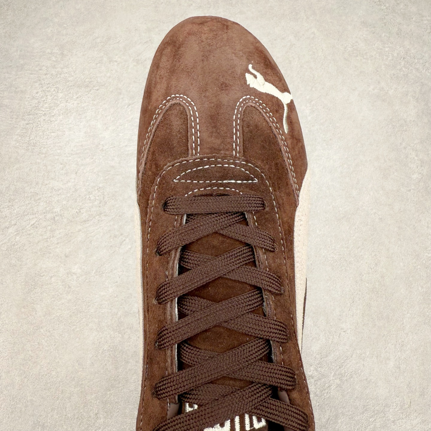 图片[4]-＃TG特价福利 PUMA Speedca OG 彪马极速赛车系列低帮德训风拼接复古百搭休闲运动赛车鞋 鞋款从80、90年代赛车手所穿的防火赛车鞋为原型，鞋身线条模仿了赛车的流线廓形，体现了空气动力学原理的结构。简约流畅的外观，恰好又和贯穿其中的Formstrip Logo融合恰到好处，视觉上细节丰富且协调。本次Speedcat OG鞋款归来，最大看点自然式保留了窄版鞋型以及薄底构造。这两年各品牌鞋底越做越厚，Speedcat反其道而行之，上脚几乎无鞋底的效果带来耳目一新的视觉体验。鞋面依旧是以质感细腻的麂皮材质打造，并且大面积近乎全包裹的使用，复古味道也愈发浓烈。配色上更是将最原始的黑色和红色带回，向F1赛车队的标志性队服致敬。相信让各位一眼种草的更多是出挑的大红色，上脚即可瞬间点亮整体造型，在以球鞋为核心的OOTD中脱颖而出。而另一款黑色则是低调的万金油，彰显新潮个性的同时又不喧宾夺主，也是热爱简约系穿搭朋友的首选。 尺码：35.5 36 37 37.5 38 38.5 39 40 40.5 41 42 42.5 43 44 44.5 45-选品中心