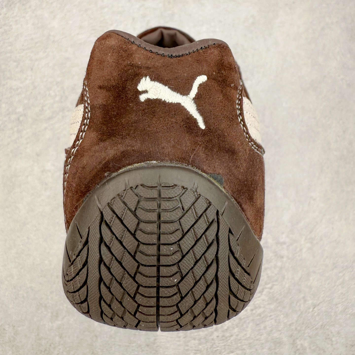 图片[8]-＃TG特价福利 PUMA Speedca OG 彪马极速赛车系列低帮德训风拼接复古百搭休闲运动赛车鞋 鞋款从80、90年代赛车手所穿的防火赛车鞋为原型，鞋身线条模仿了赛车的流线廓形，体现了空气动力学原理的结构。简约流畅的外观，恰好又和贯穿其中的Formstrip Logo融合恰到好处，视觉上细节丰富且协调。本次Speedcat OG鞋款归来，最大看点自然式保留了窄版鞋型以及薄底构造。这两年各品牌鞋底越做越厚，Speedcat反其道而行之，上脚几乎无鞋底的效果带来耳目一新的视觉体验。鞋面依旧是以质感细腻的麂皮材质打造，并且大面积近乎全包裹的使用，复古味道也愈发浓烈。配色上更是将最原始的黑色和红色带回，向F1赛车队的标志性队服致敬。相信让各位一眼种草的更多是出挑的大红色，上脚即可瞬间点亮整体造型，在以球鞋为核心的OOTD中脱颖而出。而另一款黑色则是低调的万金油，彰显新潮个性的同时又不喧宾夺主，也是热爱简约系穿搭朋友的首选。 尺码：35.5 36 37 37.5 38 38.5 39 40 40.5 41 42 42.5 43 44 44.5 45-选品中心