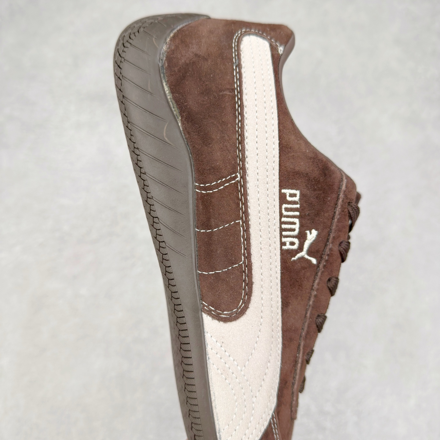 图片[6]-＃TG特价福利 PUMA Speedca OG 彪马极速赛车系列低帮德训风拼接复古百搭休闲运动赛车鞋 鞋款从80、90年代赛车手所穿的防火赛车鞋为原型，鞋身线条模仿了赛车的流线廓形，体现了空气动力学原理的结构。简约流畅的外观，恰好又和贯穿其中的Formstrip Logo融合恰到好处，视觉上细节丰富且协调。本次Speedcat OG鞋款归来，最大看点自然式保留了窄版鞋型以及薄底构造。这两年各品牌鞋底越做越厚，Speedcat反其道而行之，上脚几乎无鞋底的效果带来耳目一新的视觉体验。鞋面依旧是以质感细腻的麂皮材质打造，并且大面积近乎全包裹的使用，复古味道也愈发浓烈。配色上更是将最原始的黑色和红色带回，向F1赛车队的标志性队服致敬。相信让各位一眼种草的更多是出挑的大红色，上脚即可瞬间点亮整体造型，在以球鞋为核心的OOTD中脱颖而出。而另一款黑色则是低调的万金油，彰显新潮个性的同时又不喧宾夺主，也是热爱简约系穿搭朋友的首选。 尺码：35.5 36 37 37.5 38 38.5 39 40 40.5 41 42 42.5 43 44 44.5 45-选品中心