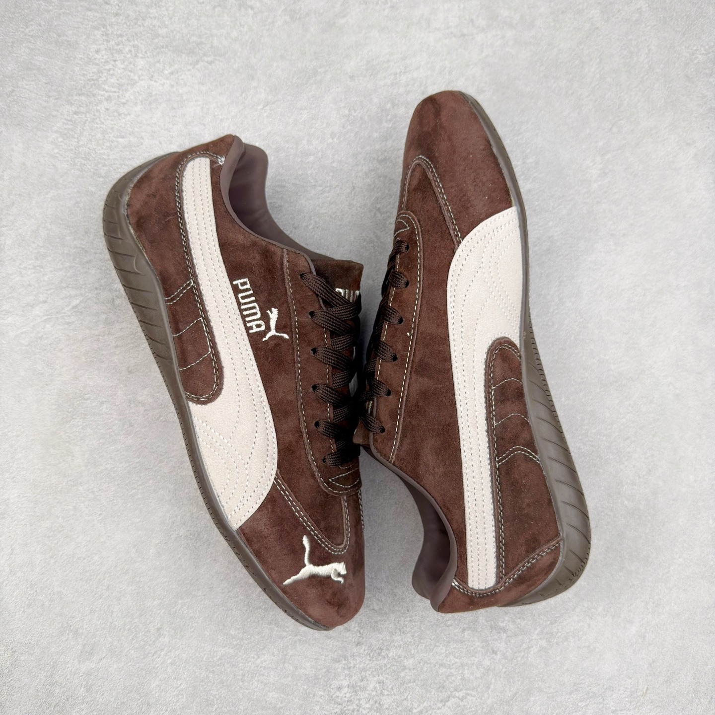 图片[3]-＃TG特价福利 PUMA Speedca OG 彪马极速赛车系列低帮德训风拼接复古百搭休闲运动赛车鞋 鞋款从80、90年代赛车手所穿的防火赛车鞋为原型，鞋身线条模仿了赛车的流线廓形，体现了空气动力学原理的结构。简约流畅的外观，恰好又和贯穿其中的Formstrip Logo融合恰到好处，视觉上细节丰富且协调。本次Speedcat OG鞋款归来，最大看点自然式保留了窄版鞋型以及薄底构造。这两年各品牌鞋底越做越厚，Speedcat反其道而行之，上脚几乎无鞋底的效果带来耳目一新的视觉体验。鞋面依旧是以质感细腻的麂皮材质打造，并且大面积近乎全包裹的使用，复古味道也愈发浓烈。配色上更是将最原始的黑色和红色带回，向F1赛车队的标志性队服致敬。相信让各位一眼种草的更多是出挑的大红色，上脚即可瞬间点亮整体造型，在以球鞋为核心的OOTD中脱颖而出。而另一款黑色则是低调的万金油，彰显新潮个性的同时又不喧宾夺主，也是热爱简约系穿搭朋友的首选。 尺码：35.5 36 37 37.5 38 38.5 39 40 40.5 41 42 42.5 43 44 44.5 45-选品中心