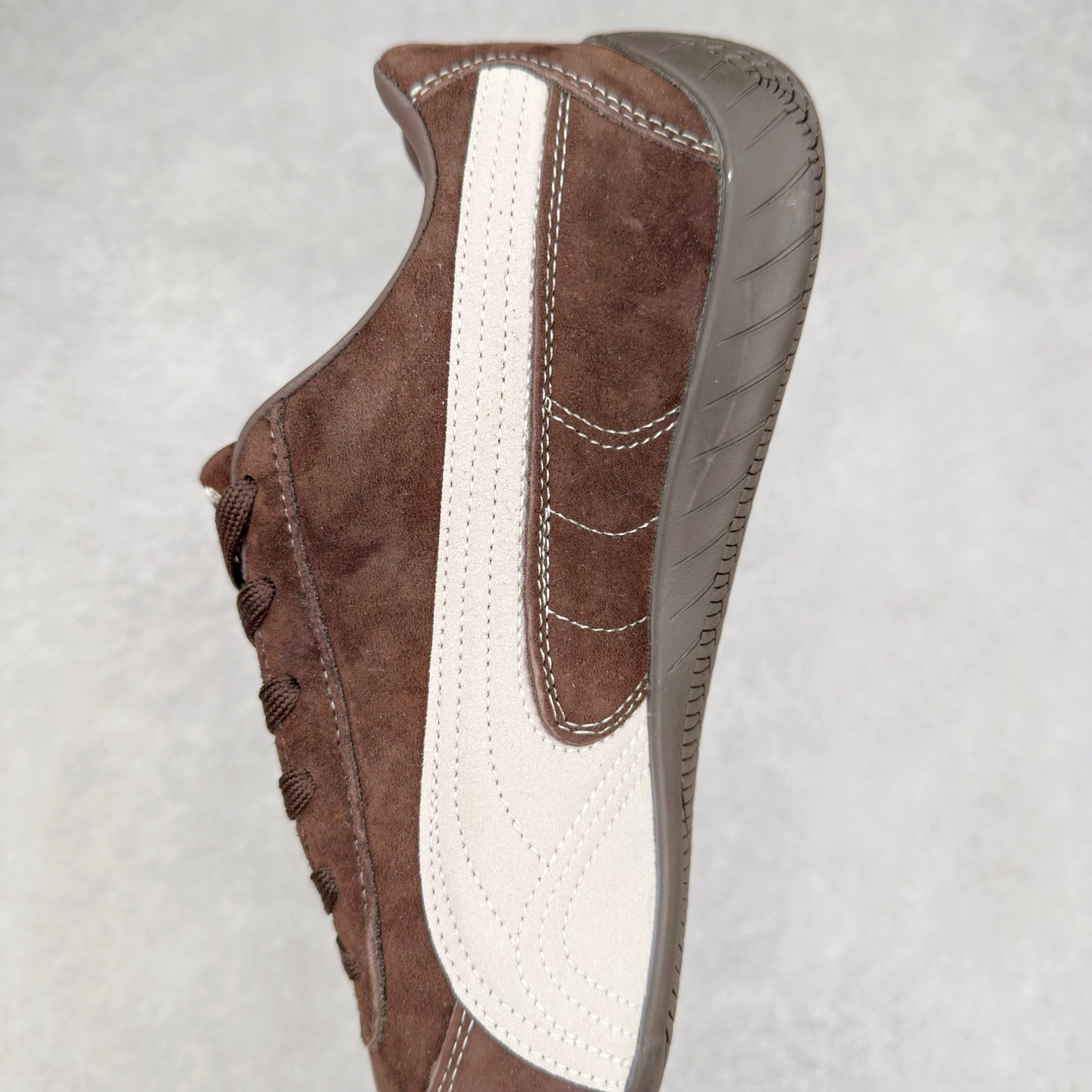 图片[7]-＃TG特价福利 PUMA Speedca OG 彪马极速赛车系列低帮德训风拼接复古百搭休闲运动赛车鞋 鞋款从80、90年代赛车手所穿的防火赛车鞋为原型，鞋身线条模仿了赛车的流线廓形，体现了空气动力学原理的结构。简约流畅的外观，恰好又和贯穿其中的Formstrip Logo融合恰到好处，视觉上细节丰富且协调。本次Speedcat OG鞋款归来，最大看点自然式保留了窄版鞋型以及薄底构造。这两年各品牌鞋底越做越厚，Speedcat反其道而行之，上脚几乎无鞋底的效果带来耳目一新的视觉体验。鞋面依旧是以质感细腻的麂皮材质打造，并且大面积近乎全包裹的使用，复古味道也愈发浓烈。配色上更是将最原始的黑色和红色带回，向F1赛车队的标志性队服致敬。相信让各位一眼种草的更多是出挑的大红色，上脚即可瞬间点亮整体造型，在以球鞋为核心的OOTD中脱颖而出。而另一款黑色则是低调的万金油，彰显新潮个性的同时又不喧宾夺主，也是热爱简约系穿搭朋友的首选。 尺码：35.5 36 37 37.5 38 38.5 39 40 40.5 41 42 42.5 43 44 44.5 45-选品中心