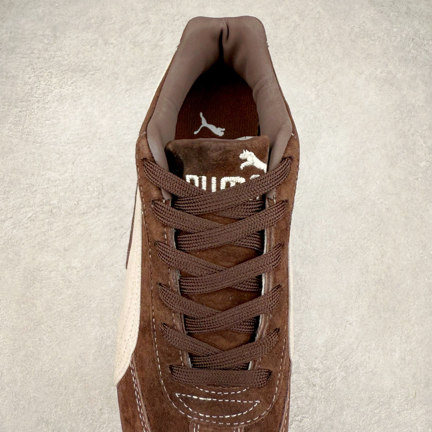 图片[5]-＃TG特价福利 PUMA Speedca OG 彪马极速赛车系列低帮德训风拼接复古百搭休闲运动赛车鞋 鞋款从80、90年代赛车手所穿的防火赛车鞋为原型，鞋身线条模仿了赛车的流线廓形，体现了空气动力学原理的结构。简约流畅的外观，恰好又和贯穿其中的Formstrip Logo融合恰到好处，视觉上细节丰富且协调。本次Speedcat OG鞋款归来，最大看点自然式保留了窄版鞋型以及薄底构造。这两年各品牌鞋底越做越厚，Speedcat反其道而行之，上脚几乎无鞋底的效果带来耳目一新的视觉体验。鞋面依旧是以质感细腻的麂皮材质打造，并且大面积近乎全包裹的使用，复古味道也愈发浓烈。配色上更是将最原始的黑色和红色带回，向F1赛车队的标志性队服致敬。相信让各位一眼种草的更多是出挑的大红色，上脚即可瞬间点亮整体造型，在以球鞋为核心的OOTD中脱颖而出。而另一款黑色则是低调的万金油，彰显新潮个性的同时又不喧宾夺主，也是热爱简约系穿搭朋友的首选。 尺码：35.5 36 37 37.5 38 38.5 39 40 40.5 41 42 42.5 43 44 44.5 45-选品中心