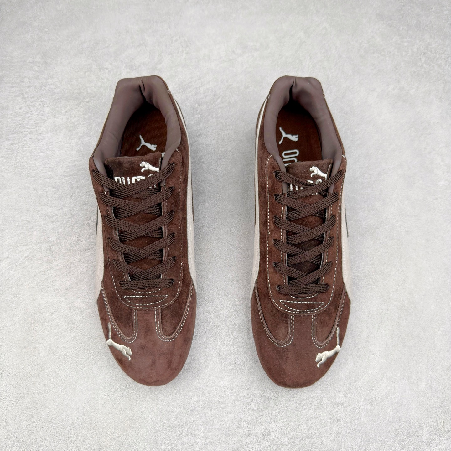 图片[2]-＃TG特价福利 PUMA Speedca OG 彪马极速赛车系列低帮德训风拼接复古百搭休闲运动赛车鞋 鞋款从80、90年代赛车手所穿的防火赛车鞋为原型，鞋身线条模仿了赛车的流线廓形，体现了空气动力学原理的结构。简约流畅的外观，恰好又和贯穿其中的Formstrip Logo融合恰到好处，视觉上细节丰富且协调。本次Speedcat OG鞋款归来，最大看点自然式保留了窄版鞋型以及薄底构造。这两年各品牌鞋底越做越厚，Speedcat反其道而行之，上脚几乎无鞋底的效果带来耳目一新的视觉体验。鞋面依旧是以质感细腻的麂皮材质打造，并且大面积近乎全包裹的使用，复古味道也愈发浓烈。配色上更是将最原始的黑色和红色带回，向F1赛车队的标志性队服致敬。相信让各位一眼种草的更多是出挑的大红色，上脚即可瞬间点亮整体造型，在以球鞋为核心的OOTD中脱颖而出。而另一款黑色则是低调的万金油，彰显新潮个性的同时又不喧宾夺主，也是热爱简约系穿搭朋友的首选。 尺码：35.5 36 37 37.5 38 38.5 39 40 40.5 41 42 42.5 43 44 44.5 45-选品中心