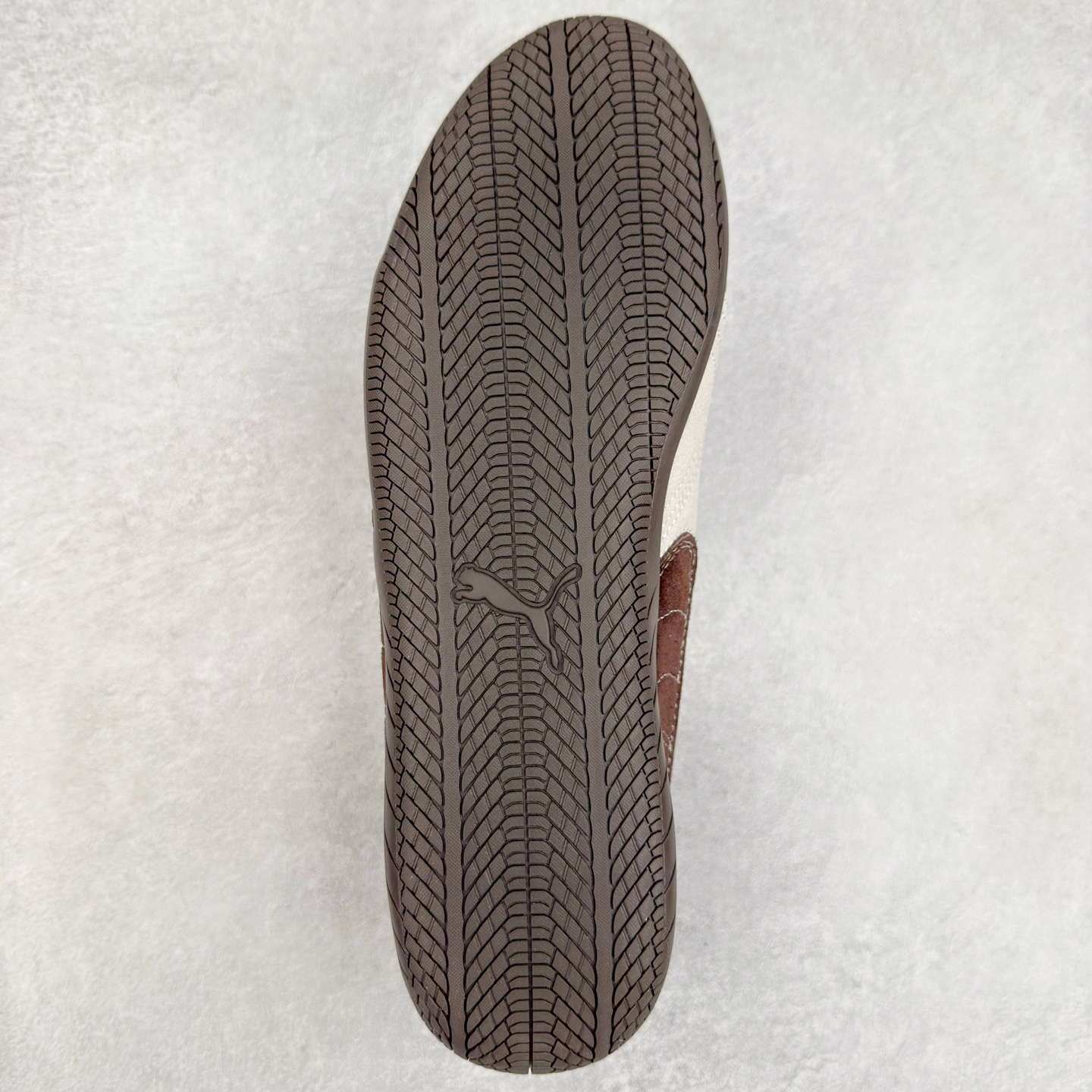 图片[9]-＃TG特价福利 PUMA Speedca OG 彪马极速赛车系列低帮德训风拼接复古百搭休闲运动赛车鞋 鞋款从80、90年代赛车手所穿的防火赛车鞋为原型，鞋身线条模仿了赛车的流线廓形，体现了空气动力学原理的结构。简约流畅的外观，恰好又和贯穿其中的Formstrip Logo融合恰到好处，视觉上细节丰富且协调。本次Speedcat OG鞋款归来，最大看点自然式保留了窄版鞋型以及薄底构造。这两年各品牌鞋底越做越厚，Speedcat反其道而行之，上脚几乎无鞋底的效果带来耳目一新的视觉体验。鞋面依旧是以质感细腻的麂皮材质打造，并且大面积近乎全包裹的使用，复古味道也愈发浓烈。配色上更是将最原始的黑色和红色带回，向F1赛车队的标志性队服致敬。相信让各位一眼种草的更多是出挑的大红色，上脚即可瞬间点亮整体造型，在以球鞋为核心的OOTD中脱颖而出。而另一款黑色则是低调的万金油，彰显新潮个性的同时又不喧宾夺主，也是热爱简约系穿搭朋友的首选。 尺码：35.5 36 37 37.5 38 38.5 39 40 40.5 41 42 42.5 43 44 44.5 45-选品中心