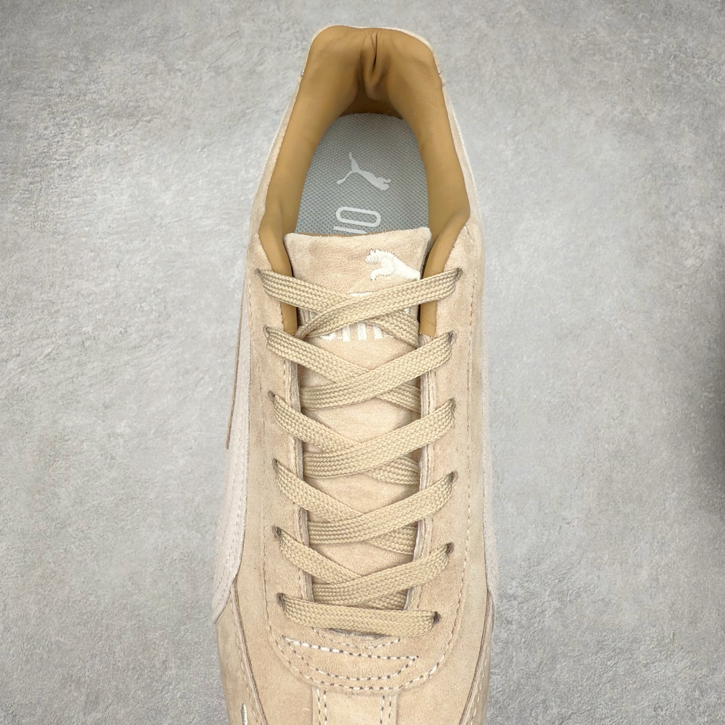 图片[5]-＃TG特价福利 PUMA Speedca OG 彪马极速赛车系列低帮德训风拼接复古百搭休闲运动赛车鞋 鞋款从80、90年代赛车手所穿的防火赛车鞋为原型，鞋身线条模仿了赛车的流线廓形，体现了空气动力学原理的结构。简约流畅的外观，恰好又和贯穿其中的Formstrip Logo融合恰到好处，视觉上细节丰富且协调。本次Speedcat OG鞋款归来，最大看点自然式保留了窄版鞋型以及薄底构造。这两年各品牌鞋底越做越厚，Speedcat反其道而行之，上脚几乎无鞋底的效果带来耳目一新的视觉体验。鞋面依旧是以质感细腻的麂皮材质打造，并且大面积近乎全包裹的使用，复古味道也愈发浓烈。配色上更是将最原始的黑色和红色带回，向F1赛车队的标志性队服致敬。相信让各位一眼种草的更多是出挑的大红色，上脚即可瞬间点亮整体造型，在以球鞋为核心的OOTD中脱颖而出。而另一款黑色则是低调的万金油，彰显新潮个性的同时又不喧宾夺主，也是热爱简约系穿搭朋友的首选。 尺码：35.5 36 37 37.5 38 38.5 39 40 40.5 41 42 42.5 43 44 44.5 45-选品中心