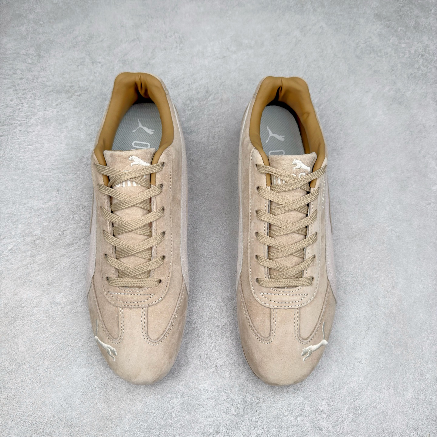 图片[2]-＃TG特价福利 PUMA Speedca OG 彪马极速赛车系列低帮德训风拼接复古百搭休闲运动赛车鞋 鞋款从80、90年代赛车手所穿的防火赛车鞋为原型，鞋身线条模仿了赛车的流线廓形，体现了空气动力学原理的结构。简约流畅的外观，恰好又和贯穿其中的Formstrip Logo融合恰到好处，视觉上细节丰富且协调。本次Speedcat OG鞋款归来，最大看点自然式保留了窄版鞋型以及薄底构造。这两年各品牌鞋底越做越厚，Speedcat反其道而行之，上脚几乎无鞋底的效果带来耳目一新的视觉体验。鞋面依旧是以质感细腻的麂皮材质打造，并且大面积近乎全包裹的使用，复古味道也愈发浓烈。配色上更是将最原始的黑色和红色带回，向F1赛车队的标志性队服致敬。相信让各位一眼种草的更多是出挑的大红色，上脚即可瞬间点亮整体造型，在以球鞋为核心的OOTD中脱颖而出。而另一款黑色则是低调的万金油，彰显新潮个性的同时又不喧宾夺主，也是热爱简约系穿搭朋友的首选。 尺码：35.5 36 37 37.5 38 38.5 39 40 40.5 41 42 42.5 43 44 44.5 45-选品中心