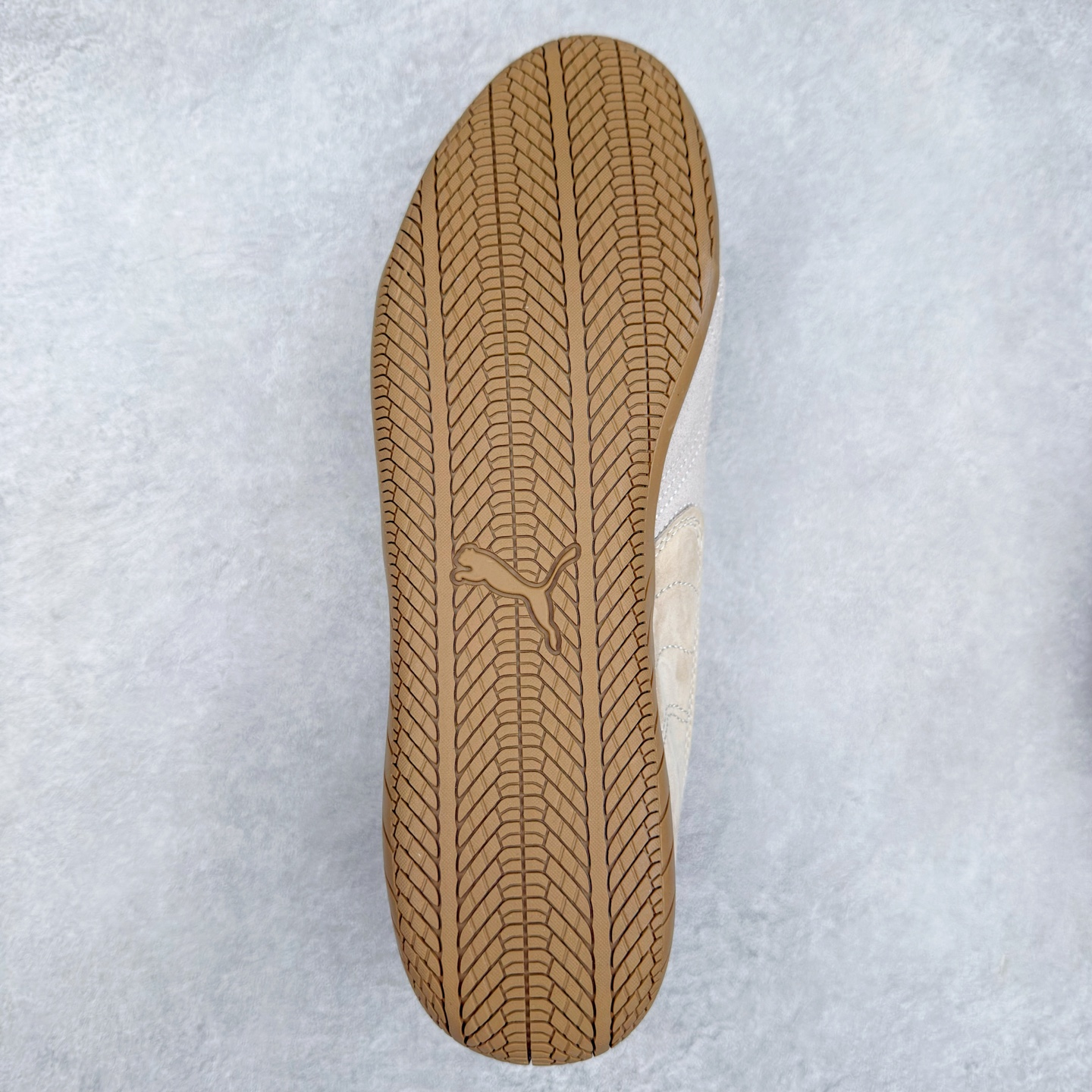 图片[9]-＃TG特价福利 PUMA Speedca OG 彪马极速赛车系列低帮德训风拼接复古百搭休闲运动赛车鞋 鞋款从80、90年代赛车手所穿的防火赛车鞋为原型，鞋身线条模仿了赛车的流线廓形，体现了空气动力学原理的结构。简约流畅的外观，恰好又和贯穿其中的Formstrip Logo融合恰到好处，视觉上细节丰富且协调。本次Speedcat OG鞋款归来，最大看点自然式保留了窄版鞋型以及薄底构造。这两年各品牌鞋底越做越厚，Speedcat反其道而行之，上脚几乎无鞋底的效果带来耳目一新的视觉体验。鞋面依旧是以质感细腻的麂皮材质打造，并且大面积近乎全包裹的使用，复古味道也愈发浓烈。配色上更是将最原始的黑色和红色带回，向F1赛车队的标志性队服致敬。相信让各位一眼种草的更多是出挑的大红色，上脚即可瞬间点亮整体造型，在以球鞋为核心的OOTD中脱颖而出。而另一款黑色则是低调的万金油，彰显新潮个性的同时又不喧宾夺主，也是热爱简约系穿搭朋友的首选。 尺码：35.5 36 37 37.5 38 38.5 39 40 40.5 41 42 42.5 43 44 44.5 45-选品中心