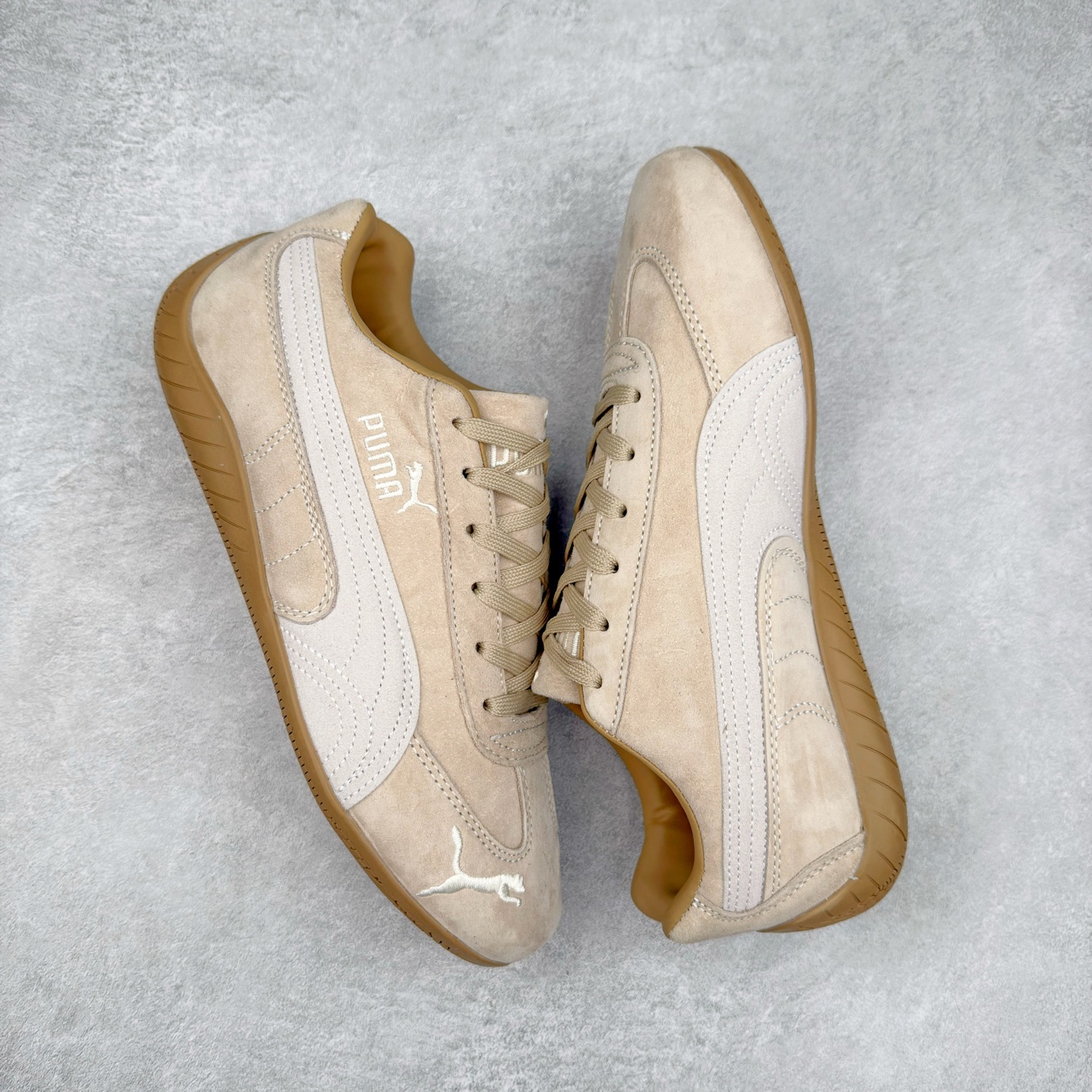 图片[3]-＃TG特价福利 PUMA Speedca OG 彪马极速赛车系列低帮德训风拼接复古百搭休闲运动赛车鞋 鞋款从80、90年代赛车手所穿的防火赛车鞋为原型，鞋身线条模仿了赛车的流线廓形，体现了空气动力学原理的结构。简约流畅的外观，恰好又和贯穿其中的Formstrip Logo融合恰到好处，视觉上细节丰富且协调。本次Speedcat OG鞋款归来，最大看点自然式保留了窄版鞋型以及薄底构造。这两年各品牌鞋底越做越厚，Speedcat反其道而行之，上脚几乎无鞋底的效果带来耳目一新的视觉体验。鞋面依旧是以质感细腻的麂皮材质打造，并且大面积近乎全包裹的使用，复古味道也愈发浓烈。配色上更是将最原始的黑色和红色带回，向F1赛车队的标志性队服致敬。相信让各位一眼种草的更多是出挑的大红色，上脚即可瞬间点亮整体造型，在以球鞋为核心的OOTD中脱颖而出。而另一款黑色则是低调的万金油，彰显新潮个性的同时又不喧宾夺主，也是热爱简约系穿搭朋友的首选。 尺码：35.5 36 37 37.5 38 38.5 39 40 40.5 41 42 42.5 43 44 44.5 45-选品中心