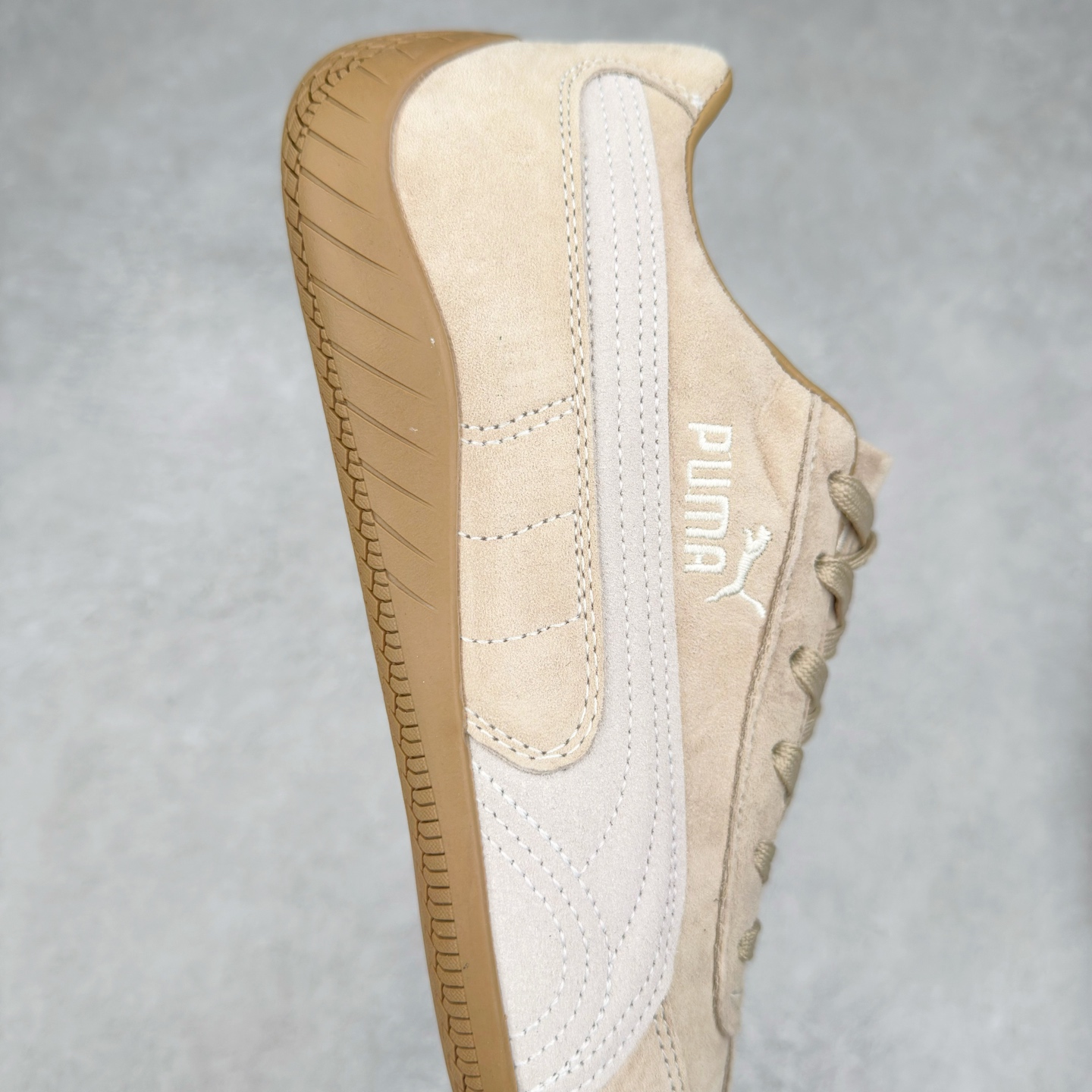 图片[6]-＃TG特价福利 PUMA Speedca OG 彪马极速赛车系列低帮德训风拼接复古百搭休闲运动赛车鞋 鞋款从80、90年代赛车手所穿的防火赛车鞋为原型，鞋身线条模仿了赛车的流线廓形，体现了空气动力学原理的结构。简约流畅的外观，恰好又和贯穿其中的Formstrip Logo融合恰到好处，视觉上细节丰富且协调。本次Speedcat OG鞋款归来，最大看点自然式保留了窄版鞋型以及薄底构造。这两年各品牌鞋底越做越厚，Speedcat反其道而行之，上脚几乎无鞋底的效果带来耳目一新的视觉体验。鞋面依旧是以质感细腻的麂皮材质打造，并且大面积近乎全包裹的使用，复古味道也愈发浓烈。配色上更是将最原始的黑色和红色带回，向F1赛车队的标志性队服致敬。相信让各位一眼种草的更多是出挑的大红色，上脚即可瞬间点亮整体造型，在以球鞋为核心的OOTD中脱颖而出。而另一款黑色则是低调的万金油，彰显新潮个性的同时又不喧宾夺主，也是热爱简约系穿搭朋友的首选。 尺码：35.5 36 37 37.5 38 38.5 39 40 40.5 41 42 42.5 43 44 44.5 45-选品中心