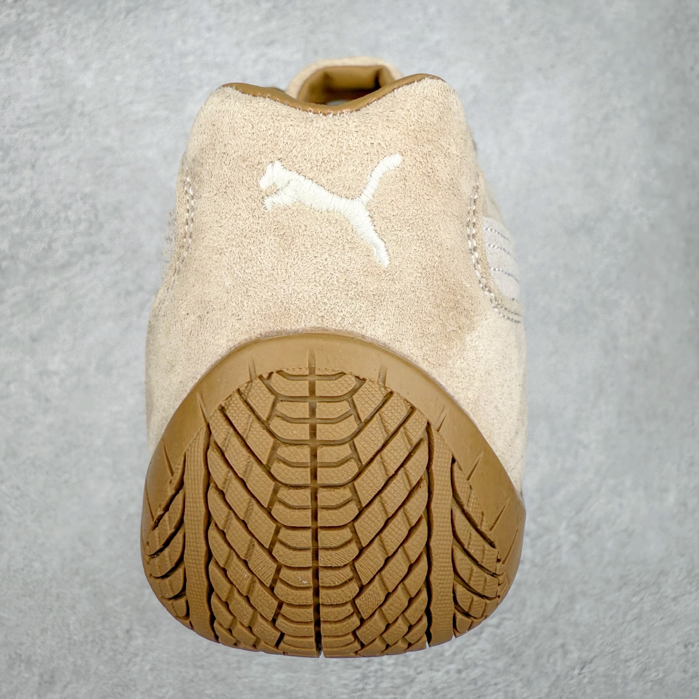 图片[8]-＃TG特价福利 PUMA Speedca OG 彪马极速赛车系列低帮德训风拼接复古百搭休闲运动赛车鞋 鞋款从80、90年代赛车手所穿的防火赛车鞋为原型，鞋身线条模仿了赛车的流线廓形，体现了空气动力学原理的结构。简约流畅的外观，恰好又和贯穿其中的Formstrip Logo融合恰到好处，视觉上细节丰富且协调。本次Speedcat OG鞋款归来，最大看点自然式保留了窄版鞋型以及薄底构造。这两年各品牌鞋底越做越厚，Speedcat反其道而行之，上脚几乎无鞋底的效果带来耳目一新的视觉体验。鞋面依旧是以质感细腻的麂皮材质打造，并且大面积近乎全包裹的使用，复古味道也愈发浓烈。配色上更是将最原始的黑色和红色带回，向F1赛车队的标志性队服致敬。相信让各位一眼种草的更多是出挑的大红色，上脚即可瞬间点亮整体造型，在以球鞋为核心的OOTD中脱颖而出。而另一款黑色则是低调的万金油，彰显新潮个性的同时又不喧宾夺主，也是热爱简约系穿搭朋友的首选。 尺码：35.5 36 37 37.5 38 38.5 39 40 40.5 41 42 42.5 43 44 44.5 45-选品中心