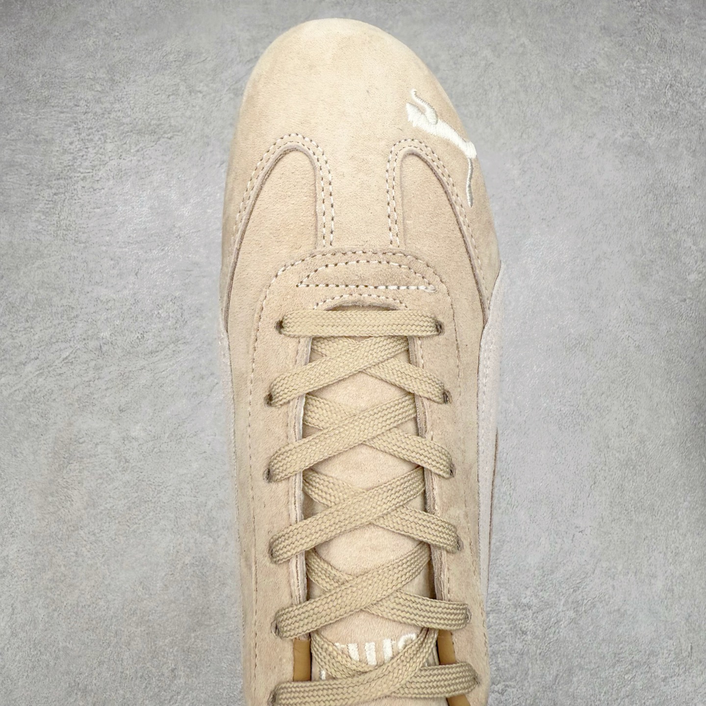 图片[4]-＃TG特价福利 PUMA Speedca OG 彪马极速赛车系列低帮德训风拼接复古百搭休闲运动赛车鞋 鞋款从80、90年代赛车手所穿的防火赛车鞋为原型，鞋身线条模仿了赛车的流线廓形，体现了空气动力学原理的结构。简约流畅的外观，恰好又和贯穿其中的Formstrip Logo融合恰到好处，视觉上细节丰富且协调。本次Speedcat OG鞋款归来，最大看点自然式保留了窄版鞋型以及薄底构造。这两年各品牌鞋底越做越厚，Speedcat反其道而行之，上脚几乎无鞋底的效果带来耳目一新的视觉体验。鞋面依旧是以质感细腻的麂皮材质打造，并且大面积近乎全包裹的使用，复古味道也愈发浓烈。配色上更是将最原始的黑色和红色带回，向F1赛车队的标志性队服致敬。相信让各位一眼种草的更多是出挑的大红色，上脚即可瞬间点亮整体造型，在以球鞋为核心的OOTD中脱颖而出。而另一款黑色则是低调的万金油，彰显新潮个性的同时又不喧宾夺主，也是热爱简约系穿搭朋友的首选。 尺码：35.5 36 37 37.5 38 38.5 39 40 40.5 41 42 42.5 43 44 44.5 45-选品中心