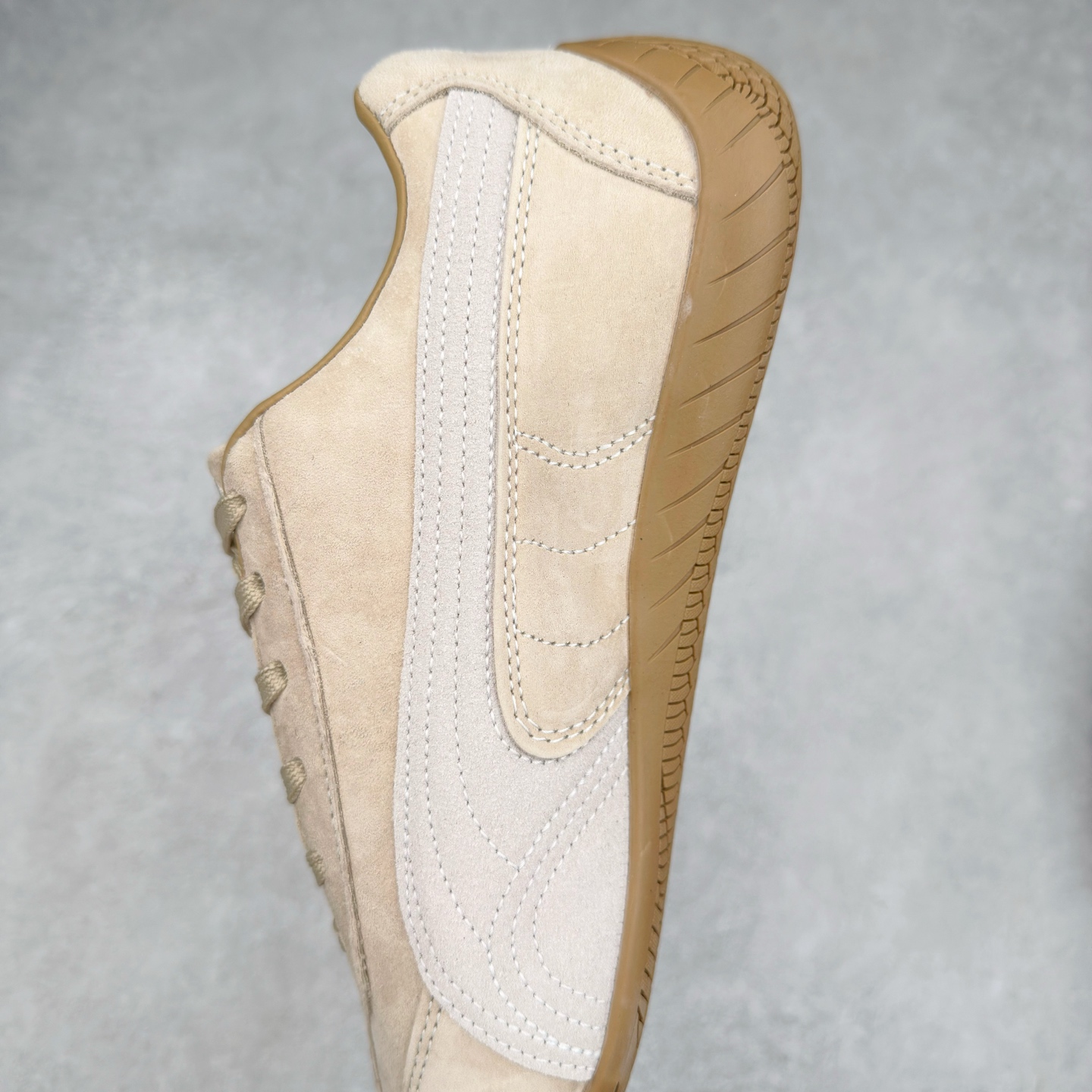 图片[7]-＃TG特价福利 PUMA Speedca OG 彪马极速赛车系列低帮德训风拼接复古百搭休闲运动赛车鞋 鞋款从80、90年代赛车手所穿的防火赛车鞋为原型，鞋身线条模仿了赛车的流线廓形，体现了空气动力学原理的结构。简约流畅的外观，恰好又和贯穿其中的Formstrip Logo融合恰到好处，视觉上细节丰富且协调。本次Speedcat OG鞋款归来，最大看点自然式保留了窄版鞋型以及薄底构造。这两年各品牌鞋底越做越厚，Speedcat反其道而行之，上脚几乎无鞋底的效果带来耳目一新的视觉体验。鞋面依旧是以质感细腻的麂皮材质打造，并且大面积近乎全包裹的使用，复古味道也愈发浓烈。配色上更是将最原始的黑色和红色带回，向F1赛车队的标志性队服致敬。相信让各位一眼种草的更多是出挑的大红色，上脚即可瞬间点亮整体造型，在以球鞋为核心的OOTD中脱颖而出。而另一款黑色则是低调的万金油，彰显新潮个性的同时又不喧宾夺主，也是热爱简约系穿搭朋友的首选。 尺码：35.5 36 37 37.5 38 38.5 39 40 40.5 41 42 42.5 43 44 44.5 45-选品中心