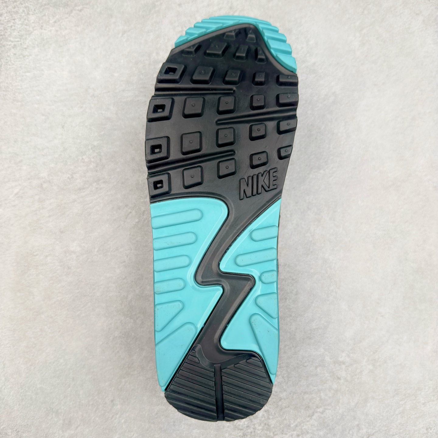 图片[9]-＃MX版 NK Air MAX 90 气垫复古减震跑步鞋 DM0029-013 经典重温 独家陆续补货 外单专供大厂出品 品质稳定 一百余色 终端操作 Air Max 90于1990年推出 来自Air Max系列 在Air Max 1的基础上改进而得 增加了气垫面积 外型上也更为流线 最特別的就是加入了菱纹塑胶嵌板 为Air Max 90增添了许多潮流气息 皮革鞋面 造就出色耐穿性和支撑力 Max Air缓震配置搭配泡棉中底 令Air Max 90轻盈而舒适 华夫格橡胶外底 铸就Air Max 90非凡的抓地力 而Air Max 90不仅是一双跑鞋 它成功跨越了时间的演进 成为了球鞋文化与潮流圈中最熟为人知的鞋款之一 尺码：36 36.5 37.5 38 38.5 39 40 40.5 41 42 42.5 43 44 44.5 45-选品中心