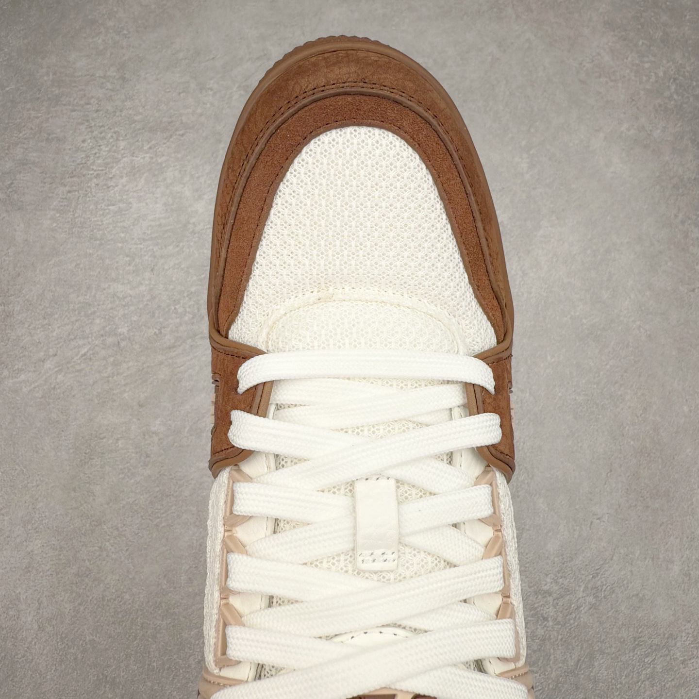 图片[4]-Louis Vuitton Trainer lv时装走秀运动鞋 完美鞋型超高的清洁度 零毛边线头瑕疵 全套原楦原纸版原鞋开模 全网最具灵魂的版型 正确原装黄色鞋盒 正确中底印花 鞋面印花3D高频深度立体 全鞋电脑针车 紧密相连 针距密度一致 环保乳胶注塑鞋垫 厚度脚感还原原版 皮面裁剪部位 统一油边封口工艺 原装橡胶大底含胶量大底组合零偏差 专柜全套包装 防尘袋 说明书 质保卡 男女鞋 尺码：35 36 37 38 39 40 41 42 43 44 45-选品中心