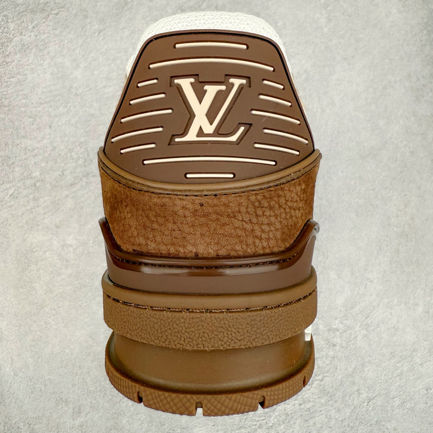 图片[8]-Louis Vuitton Trainer lv时装走秀运动鞋 完美鞋型超高的清洁度 零毛边线头瑕疵 全套原楦原纸版原鞋开模 全网最具灵魂的版型 正确原装黄色鞋盒 正确中底印花 鞋面印花3D高频深度立体 全鞋电脑针车 紧密相连 针距密度一致 环保乳胶注塑鞋垫 厚度脚感还原原版 皮面裁剪部位 统一油边封口工艺 原装橡胶大底含胶量大底组合零偏差 专柜全套包装 防尘袋 说明书 质保卡 男女鞋 尺码：35 36 37 38 39 40 41 42 43 44 45-选品中心