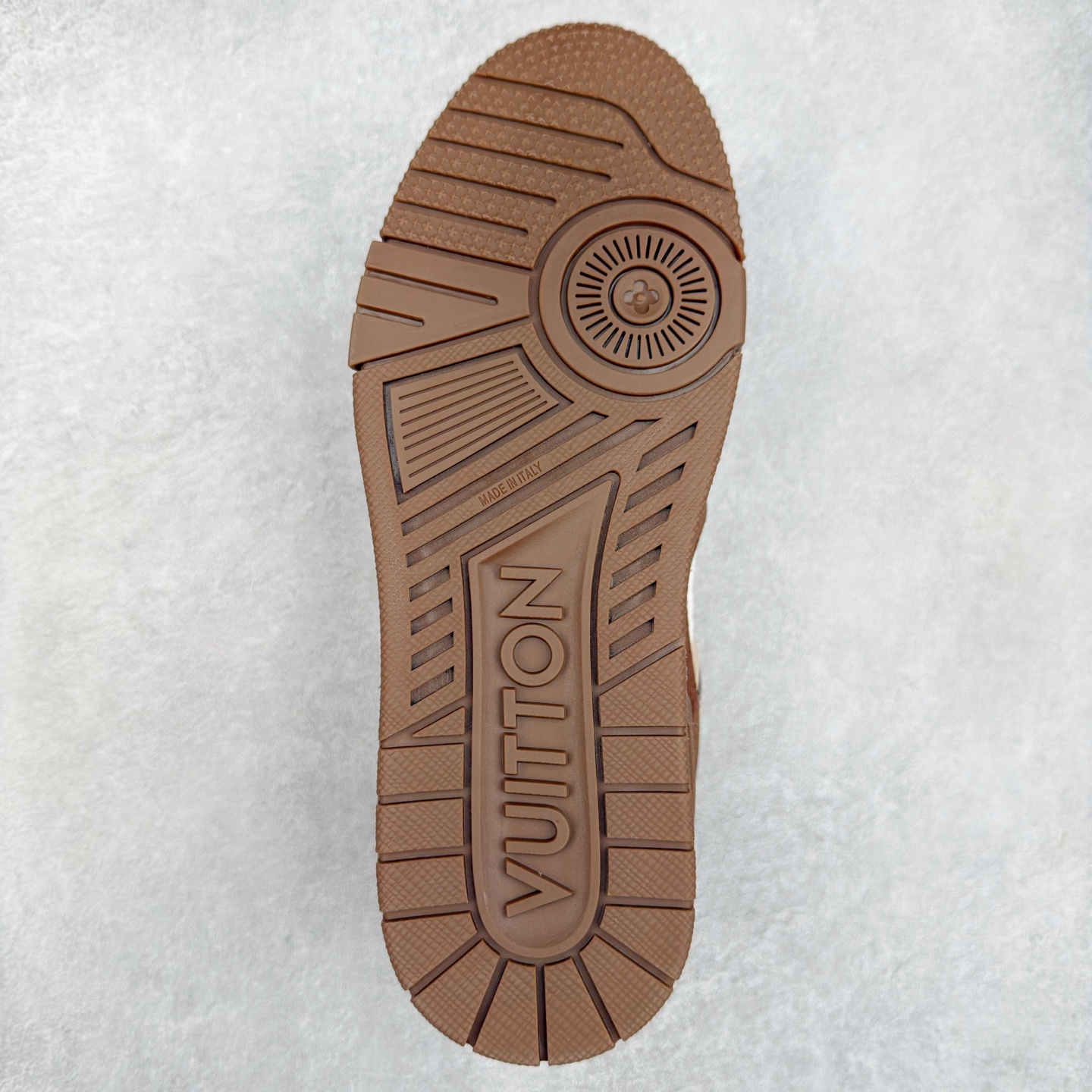 图片[9]-Louis Vuitton Trainer lv时装走秀运动鞋 完美鞋型超高的清洁度 零毛边线头瑕疵 全套原楦原纸版原鞋开模 全网最具灵魂的版型 正确原装黄色鞋盒 正确中底印花 鞋面印花3D高频深度立体 全鞋电脑针车 紧密相连 针距密度一致 环保乳胶注塑鞋垫 厚度脚感还原原版 皮面裁剪部位 统一油边封口工艺 原装橡胶大底含胶量大底组合零偏差 专柜全套包装 防尘袋 说明书 质保卡 男女鞋 尺码：35 36 37 38 39 40 41 42 43 44 45-选品中心