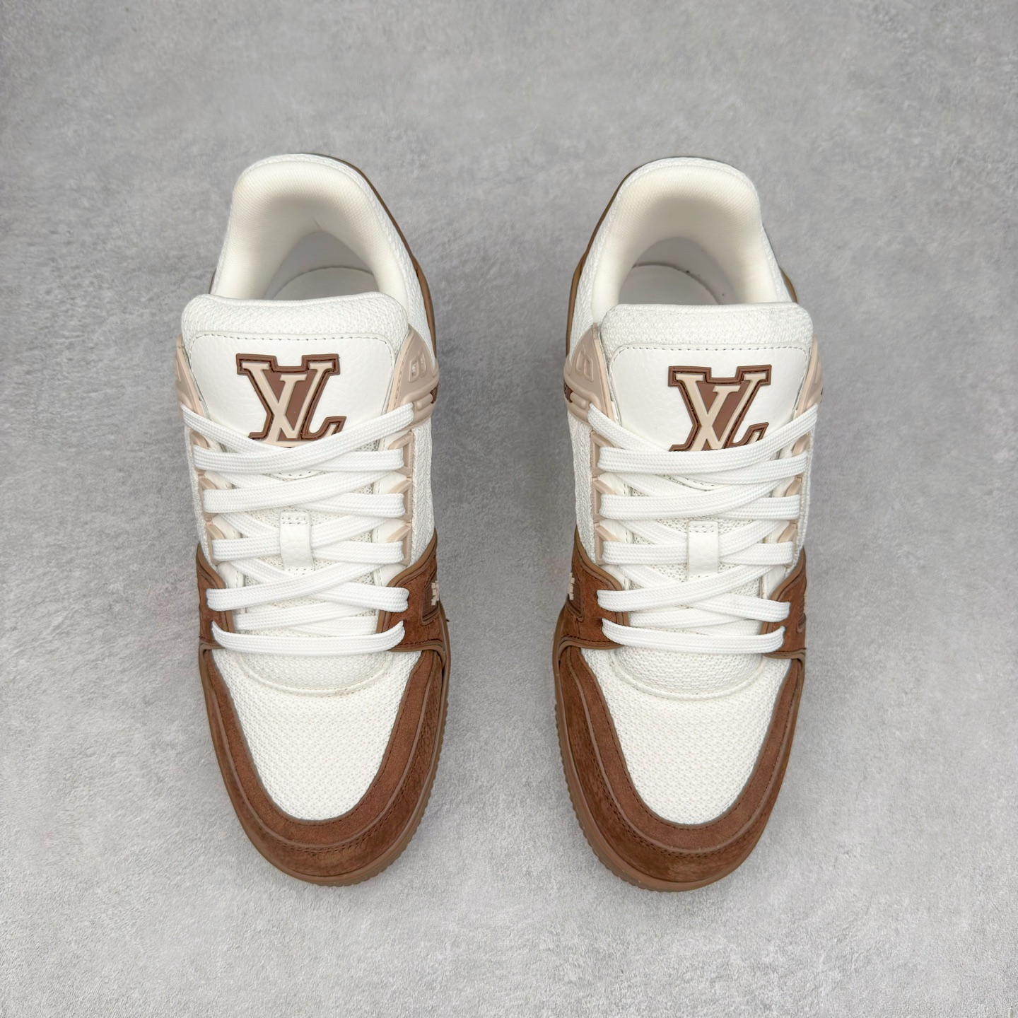 图片[2]-Louis Vuitton Trainer lv时装走秀运动鞋 完美鞋型超高的清洁度 零毛边线头瑕疵 全套原楦原纸版原鞋开模 全网最具灵魂的版型 正确原装黄色鞋盒 正确中底印花 鞋面印花3D高频深度立体 全鞋电脑针车 紧密相连 针距密度一致 环保乳胶注塑鞋垫 厚度脚感还原原版 皮面裁剪部位 统一油边封口工艺 原装橡胶大底含胶量大底组合零偏差 专柜全套包装 防尘袋 说明书 质保卡 男女鞋 尺码：35 36 37 38 39 40 41 42 43 44 45-选品中心