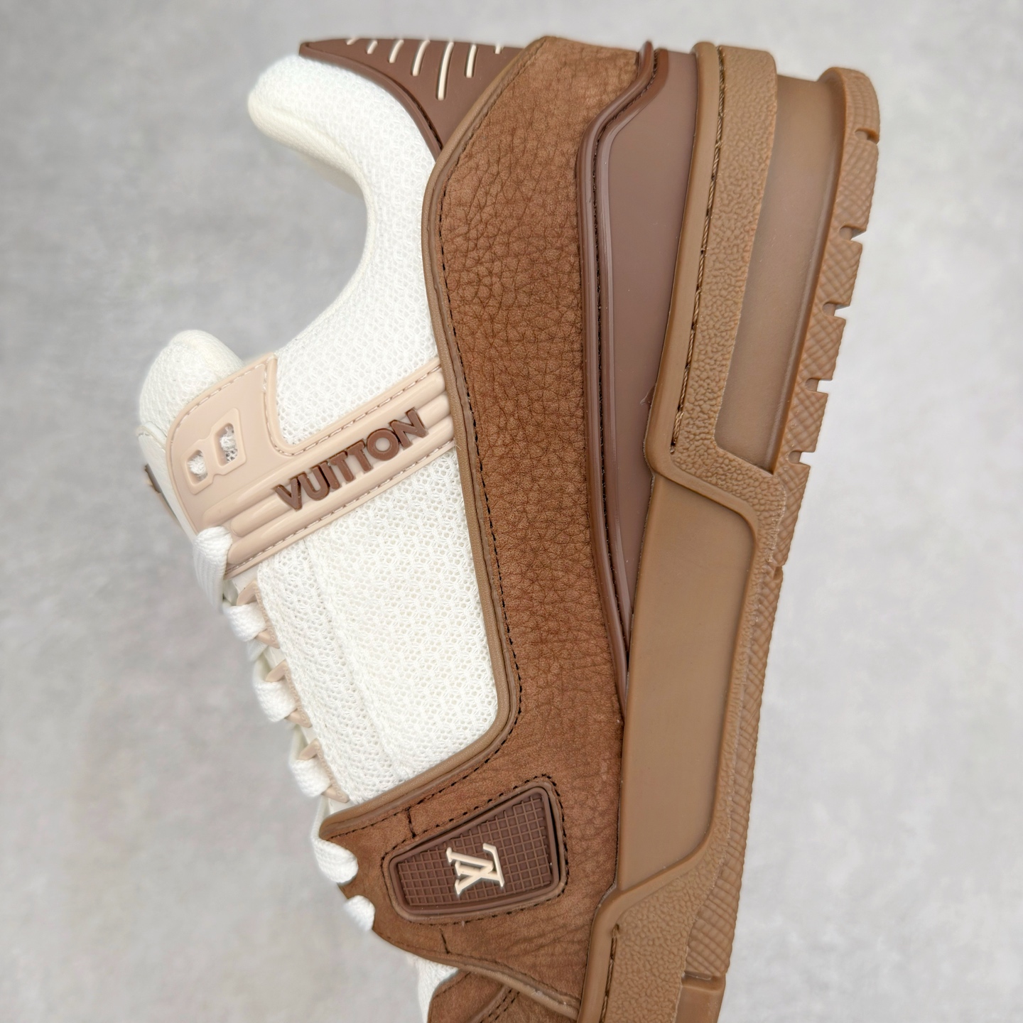 图片[7]-Louis Vuitton Trainer lv时装走秀运动鞋 完美鞋型超高的清洁度 零毛边线头瑕疵 全套原楦原纸版原鞋开模 全网最具灵魂的版型 正确原装黄色鞋盒 正确中底印花 鞋面印花3D高频深度立体 全鞋电脑针车 紧密相连 针距密度一致 环保乳胶注塑鞋垫 厚度脚感还原原版 皮面裁剪部位 统一油边封口工艺 原装橡胶大底含胶量大底组合零偏差 专柜全套包装 防尘袋 说明书 质保卡 男女鞋 尺码：35 36 37 38 39 40 41 42 43 44 45-选品中心