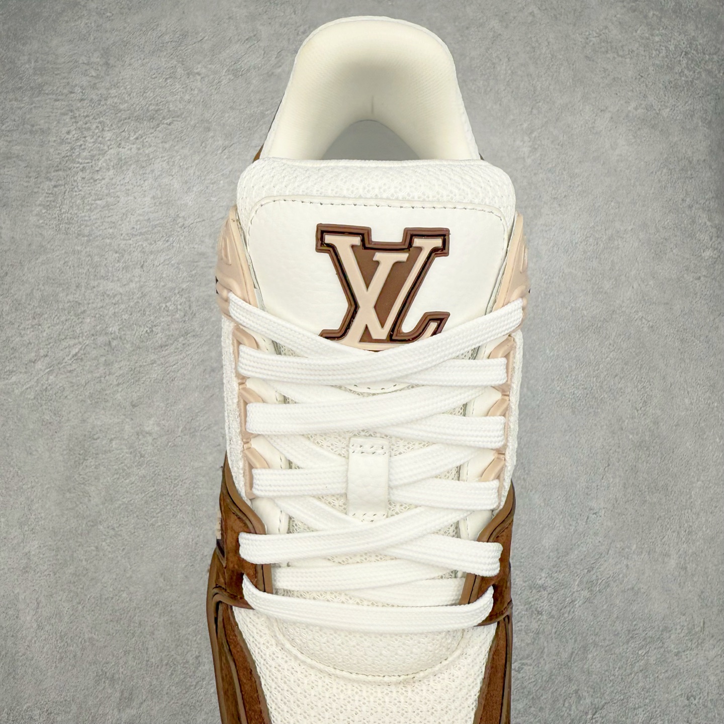 图片[5]-Louis Vuitton Trainer lv时装走秀运动鞋 完美鞋型超高的清洁度 零毛边线头瑕疵 全套原楦原纸版原鞋开模 全网最具灵魂的版型 正确原装黄色鞋盒 正确中底印花 鞋面印花3D高频深度立体 全鞋电脑针车 紧密相连 针距密度一致 环保乳胶注塑鞋垫 厚度脚感还原原版 皮面裁剪部位 统一油边封口工艺 原装橡胶大底含胶量大底组合零偏差 专柜全套包装 防尘袋 说明书 质保卡 男女鞋 尺码：35 36 37 38 39 40 41 42 43 44 45-选品中心