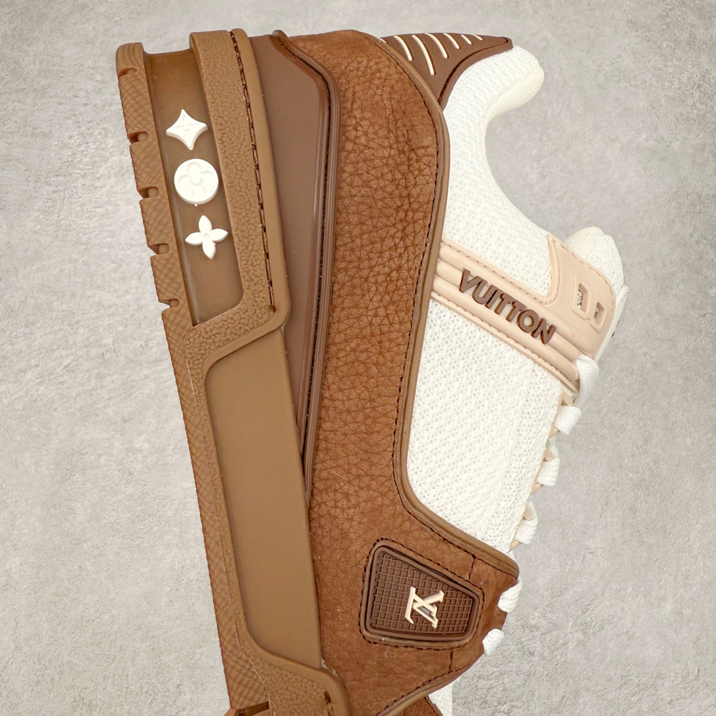 图片[6]-Louis Vuitton Trainer lv时装走秀运动鞋 完美鞋型超高的清洁度 零毛边线头瑕疵 全套原楦原纸版原鞋开模 全网最具灵魂的版型 正确原装黄色鞋盒 正确中底印花 鞋面印花3D高频深度立体 全鞋电脑针车 紧密相连 针距密度一致 环保乳胶注塑鞋垫 厚度脚感还原原版 皮面裁剪部位 统一油边封口工艺 原装橡胶大底含胶量大底组合零偏差 专柜全套包装 防尘袋 说明书 质保卡 男女鞋 尺码：35 36 37 38 39 40 41 42 43 44 45-选品中心