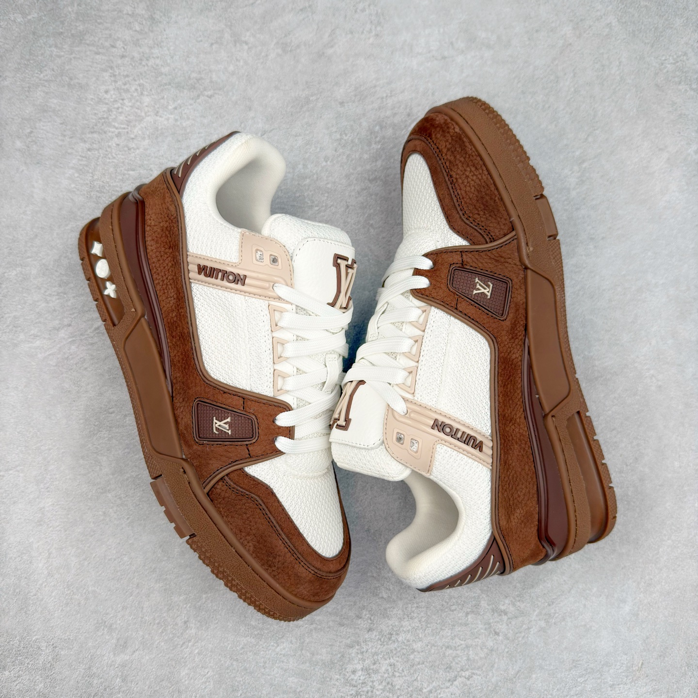 图片[3]-Louis Vuitton Trainer lv时装走秀运动鞋 完美鞋型超高的清洁度 零毛边线头瑕疵 全套原楦原纸版原鞋开模 全网最具灵魂的版型 正确原装黄色鞋盒 正确中底印花 鞋面印花3D高频深度立体 全鞋电脑针车 紧密相连 针距密度一致 环保乳胶注塑鞋垫 厚度脚感还原原版 皮面裁剪部位 统一油边封口工艺 原装橡胶大底含胶量大底组合零偏差 专柜全套包装 防尘袋 说明书 质保卡 男女鞋 尺码：35 36 37 38 39 40 41 42 43 44 45-选品中心