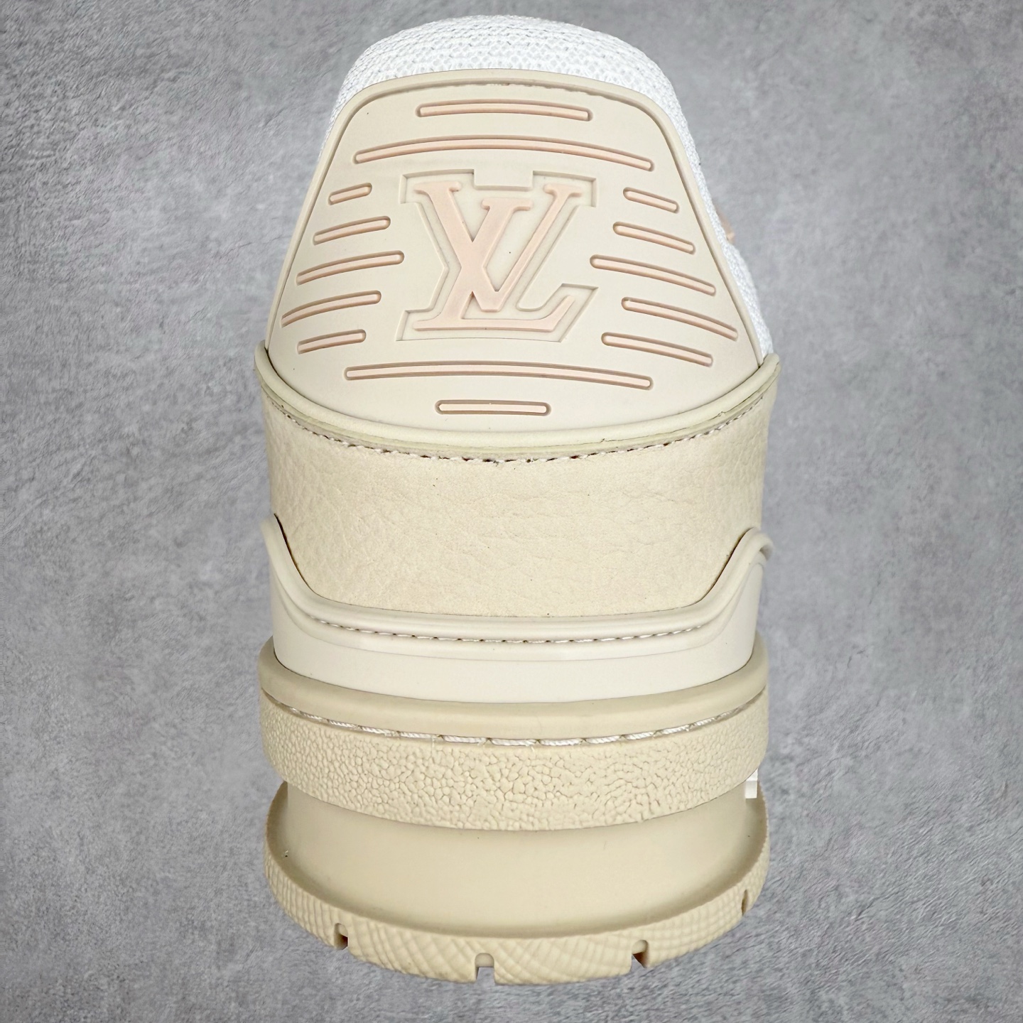 图片[8]-Louis Vuitton Trainer lv时装走秀运动鞋 完美鞋型超高的清洁度 零毛边线头瑕疵 全套原楦原纸版原鞋开模 全网最具灵魂的版型 正确原装黄色鞋盒 正确中底印花 鞋面印花3D高频深度立体 全鞋电脑针车 紧密相连 针距密度一致 环保乳胶注塑鞋垫 厚度脚感还原原版 皮面裁剪部位 统一油边封口工艺 原装橡胶大底含胶量大底组合零偏差 专柜全套包装 防尘袋 说明书 质保卡 男女鞋 尺码：35 36 37 38 39 40 41 42 43 44 45-选品中心