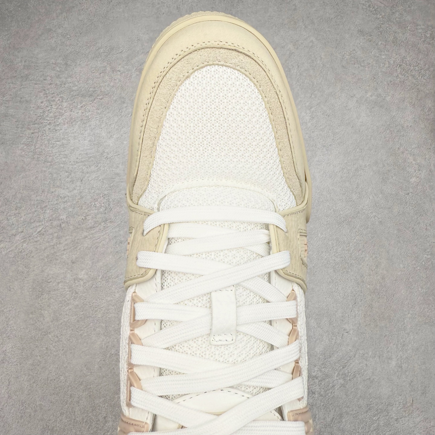 图片[4]-Louis Vuitton Trainer lv时装走秀运动鞋 完美鞋型超高的清洁度 零毛边线头瑕疵 全套原楦原纸版原鞋开模 全网最具灵魂的版型 正确原装黄色鞋盒 正确中底印花 鞋面印花3D高频深度立体 全鞋电脑针车 紧密相连 针距密度一致 环保乳胶注塑鞋垫 厚度脚感还原原版 皮面裁剪部位 统一油边封口工艺 原装橡胶大底含胶量大底组合零偏差 专柜全套包装 防尘袋 说明书 质保卡 男女鞋 尺码：35 36 37 38 39 40 41 42 43 44 45-选品中心